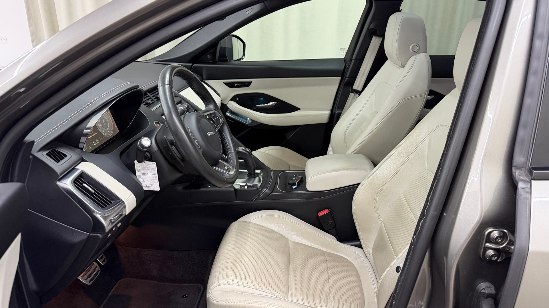 JAGUAR E-Pace 2.0d D240 R-Dynamic SE AWD Automatik-image-6