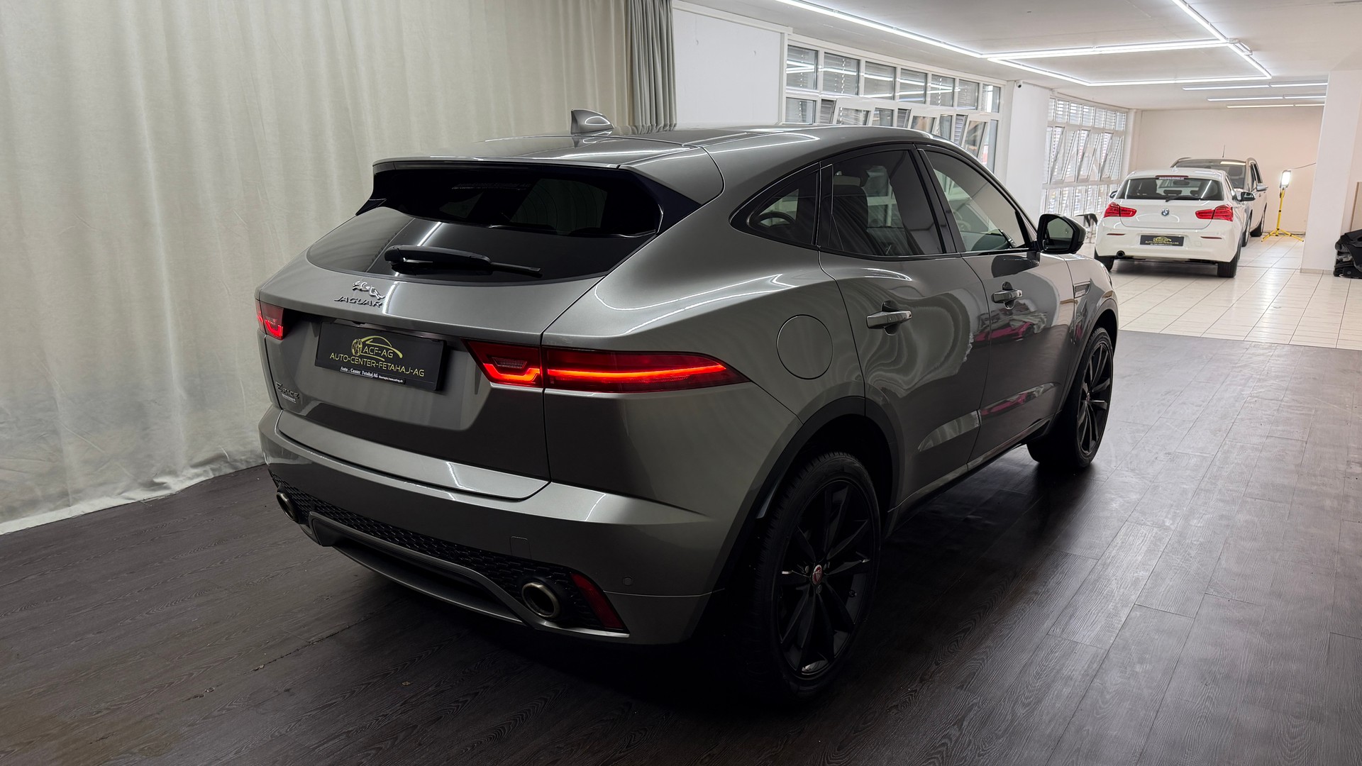 JAGUAR E-Pace 2.0d D240 R-Dynamic SE AWD Automatik-image-3