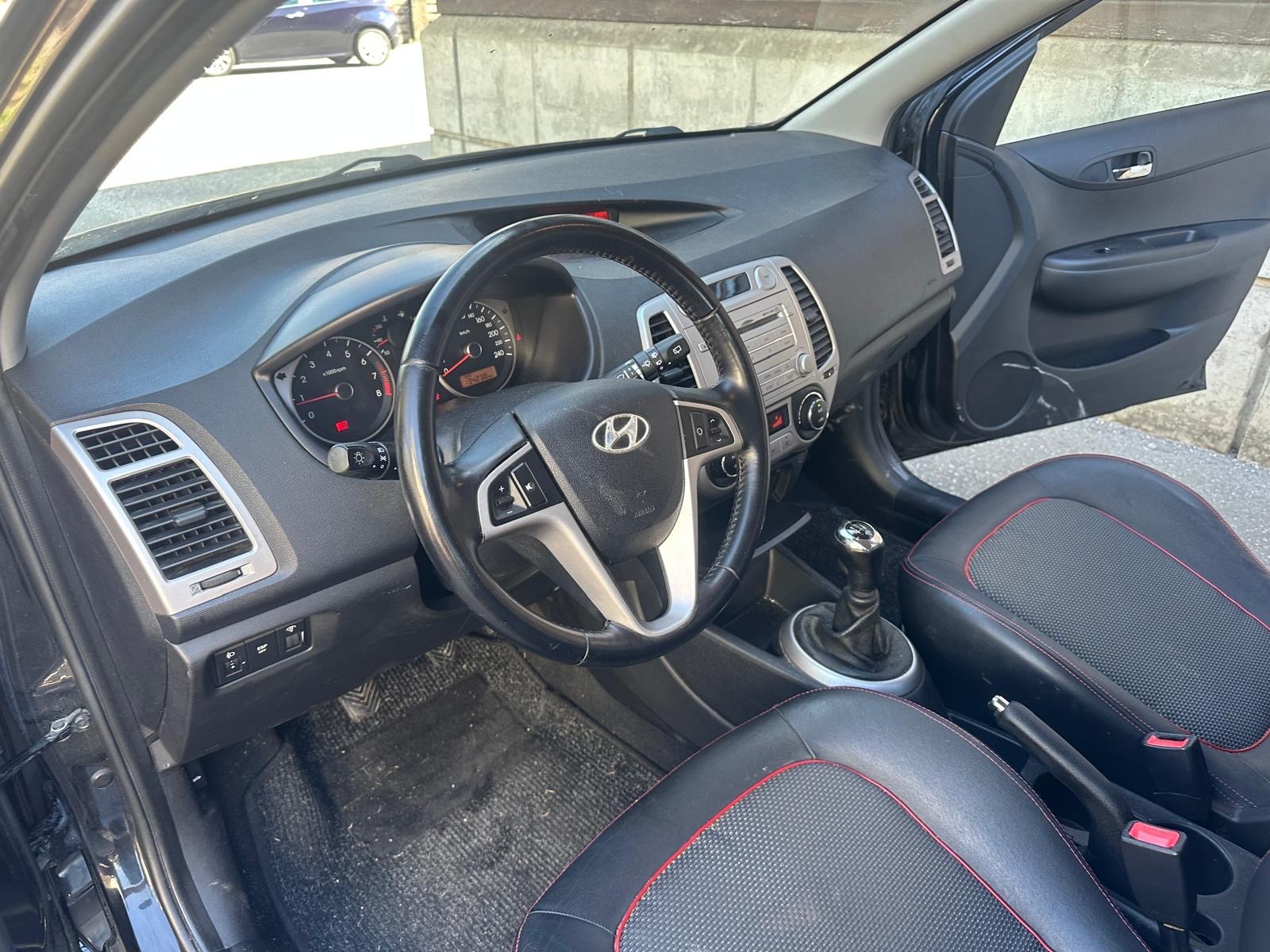HYUNDAI i20 1.6 20th Anniversary Edition-image-8