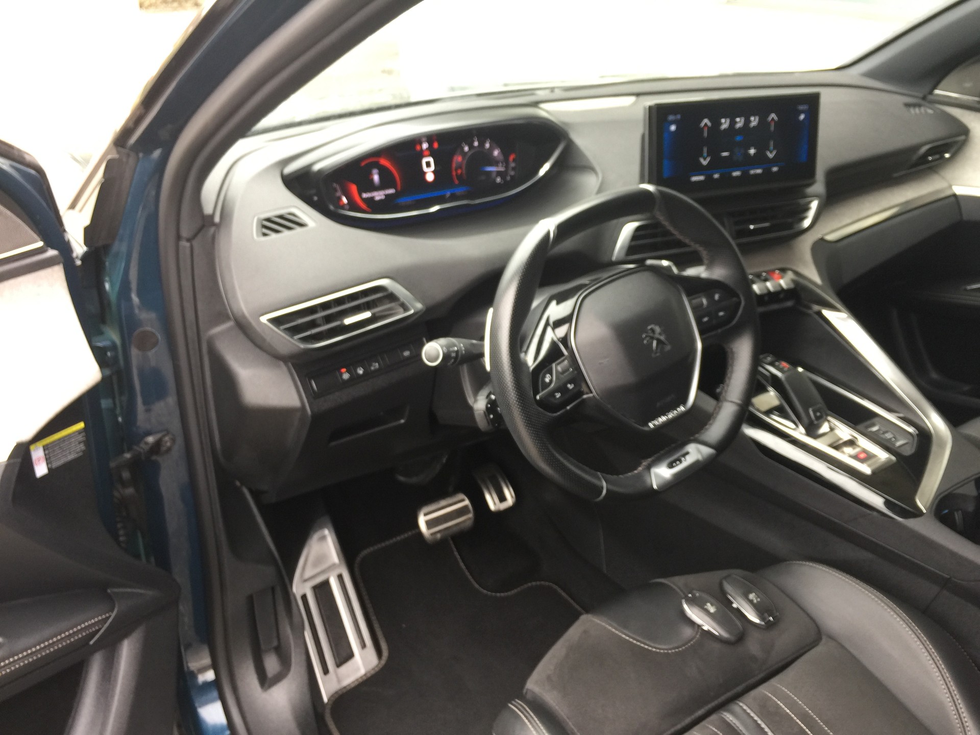 PEUGEOT 5008 1.6 Pure Tech GT Pack EAT8-image-12