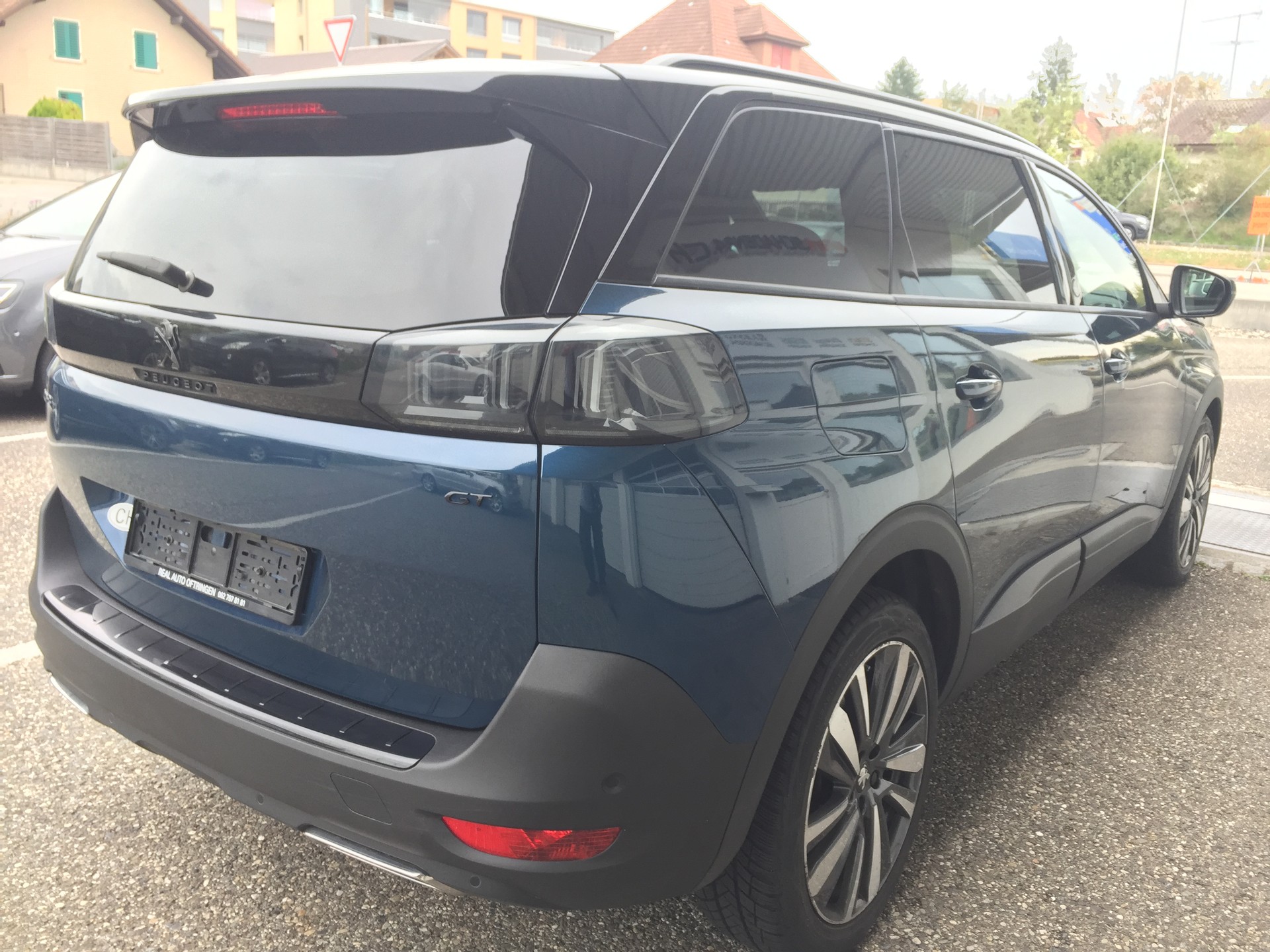 PEUGEOT 5008 1.6 Pure Tech GT Pack EAT8-image-4