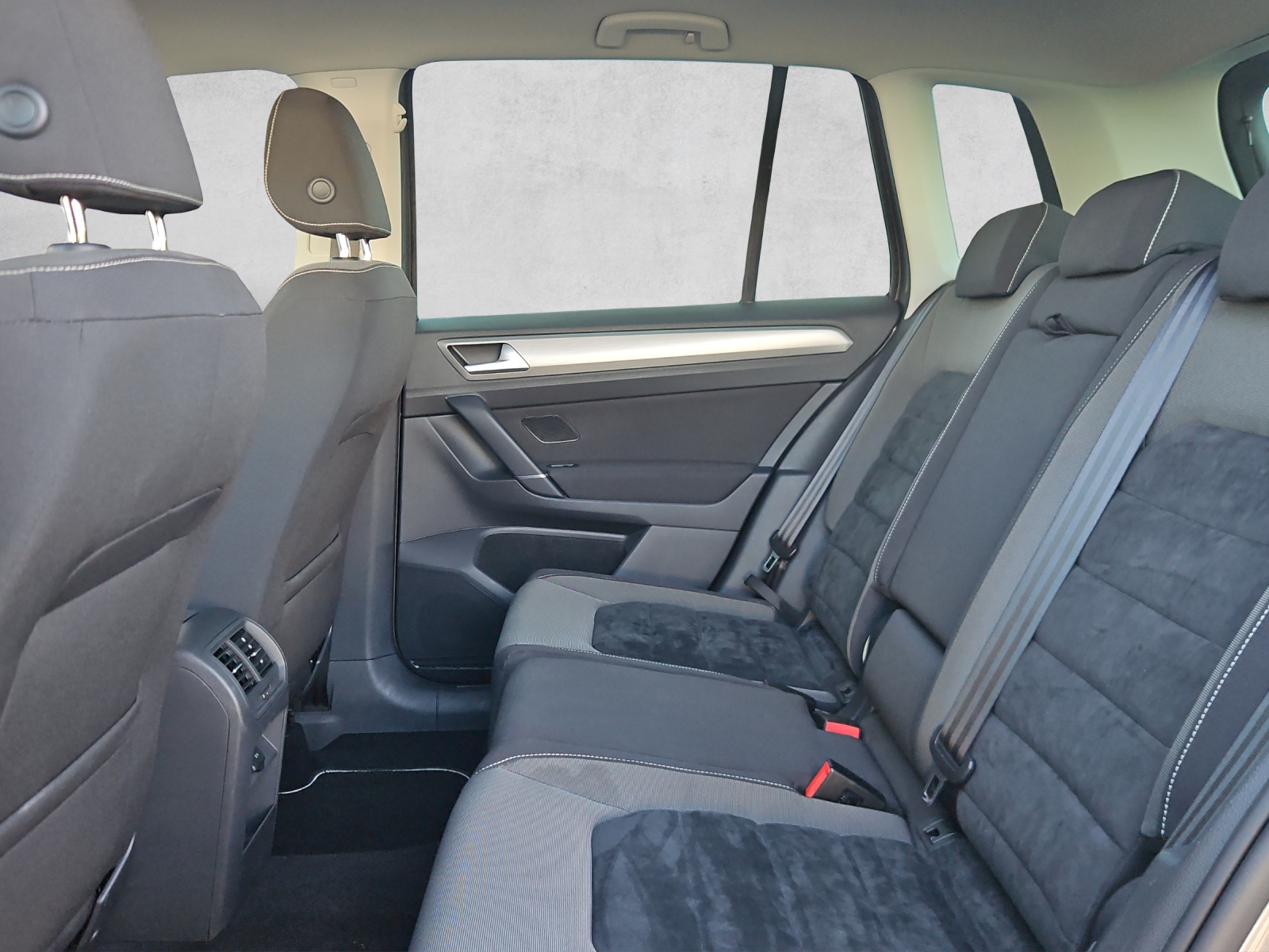 VW Golf Sportsvan 1.4 TSI 150 Comfortline DSG*ab Service/MFK*8- Fach Räder*Xenon*Alcantara*-image-14