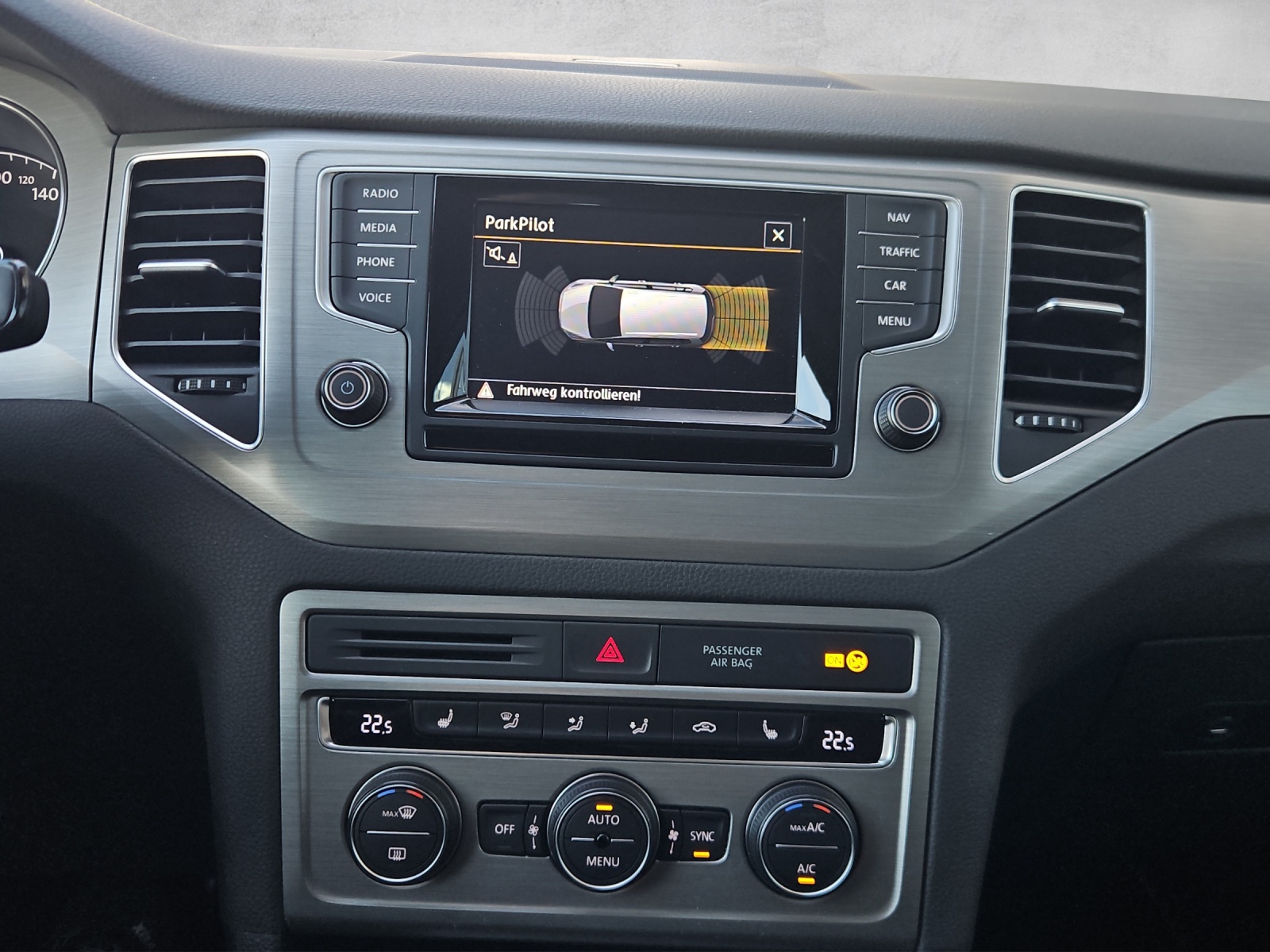 VW Golf Sportsvan 1.4 TSI 150 Comfortline DSG*ab Service/MFK*8- Fach Räder*Xenon*Alcantara*-image-13