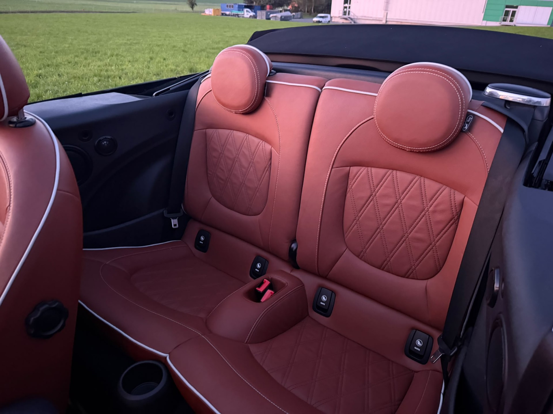 MINI Cooper John Cooper Works Cabriolet Steptronic-image-10