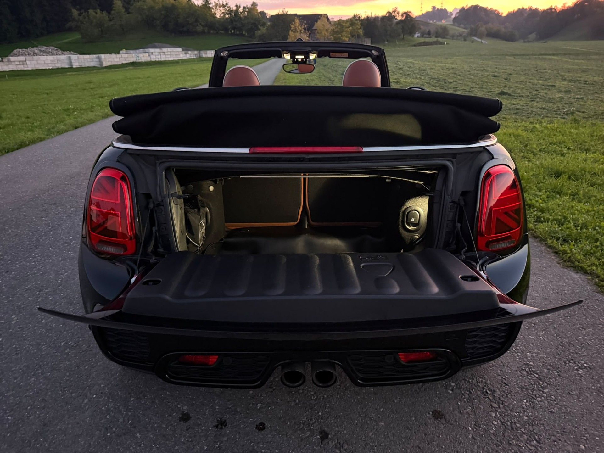 MINI Cooper John Cooper Works Cabriolet Steptronic-image-11