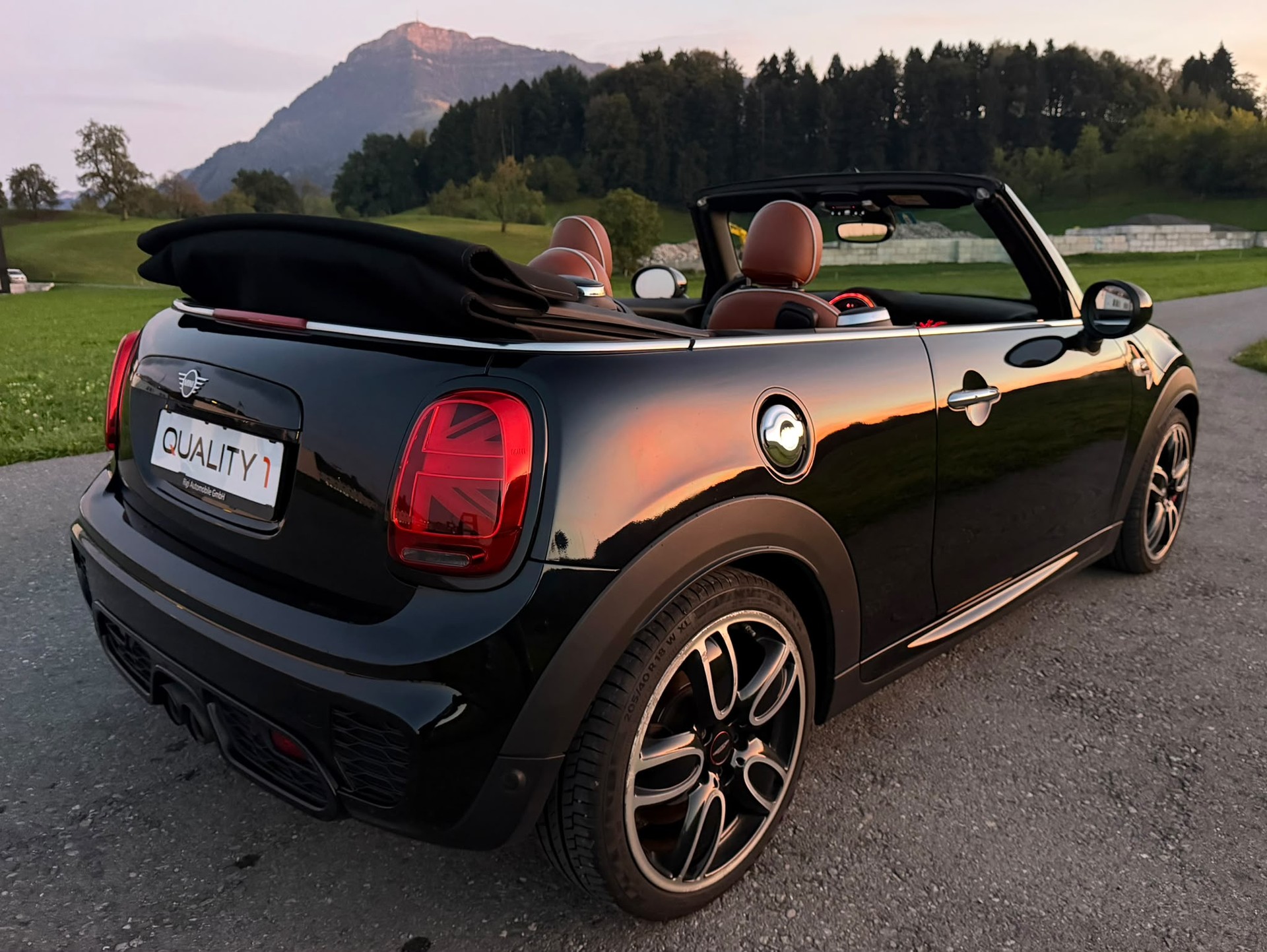 MINI Cooper John Cooper Works Cabriolet Steptronic-image-5
