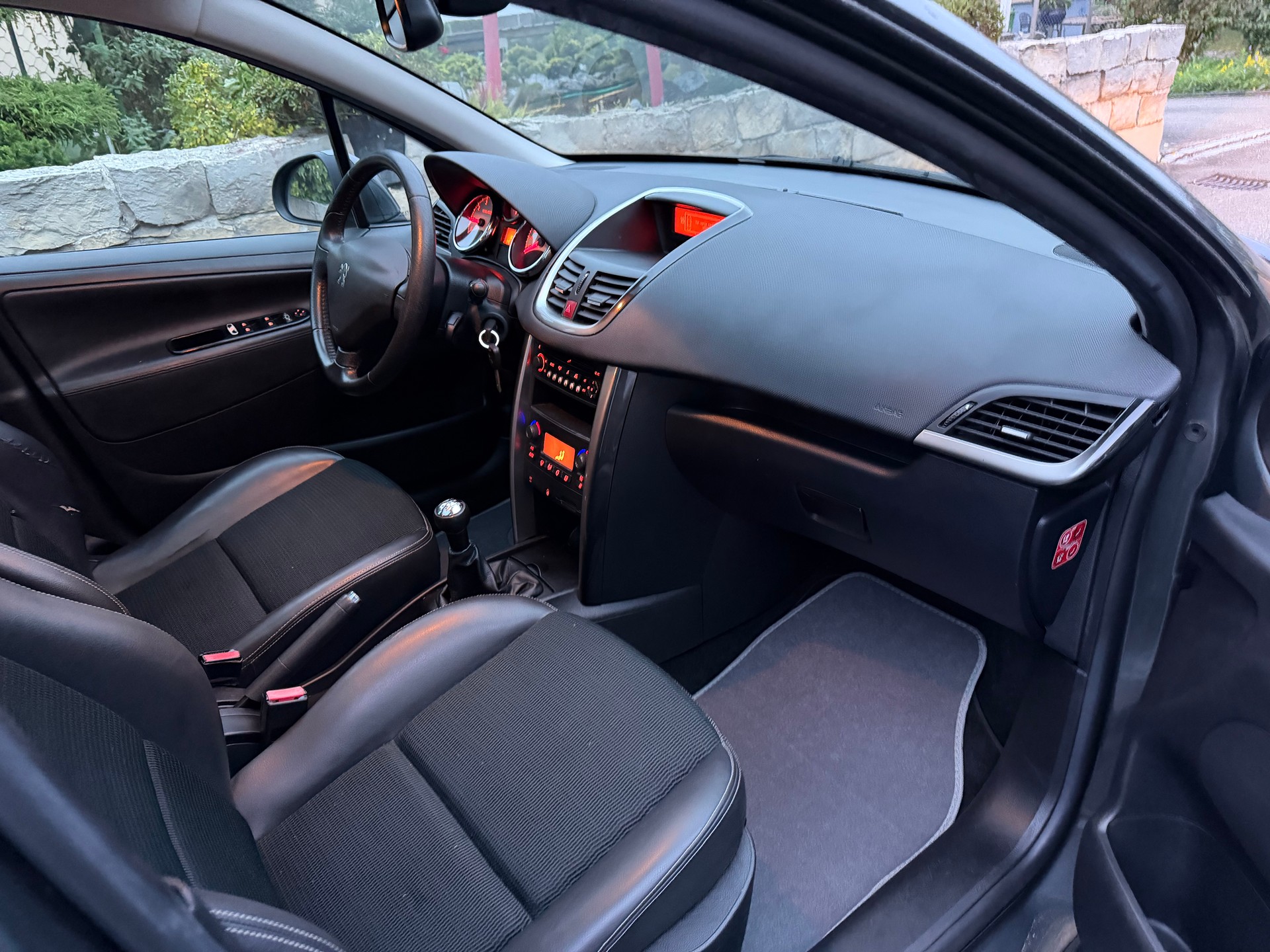 PEUGEOT 207 SW 1.6 16V Allure-image-12