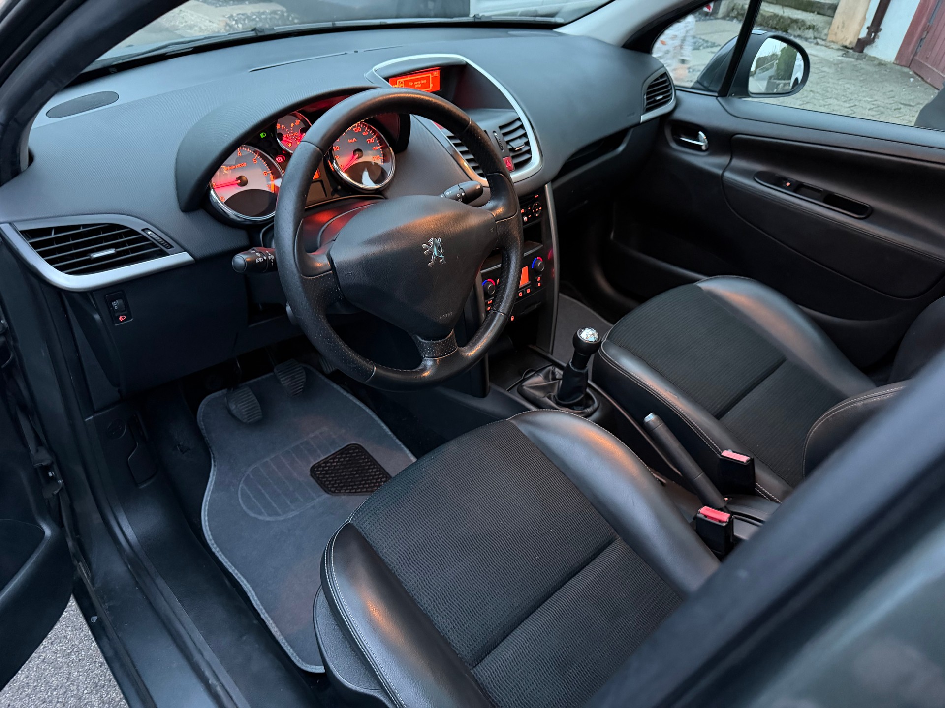 PEUGEOT 207 SW 1.6 16V Allure-image-9