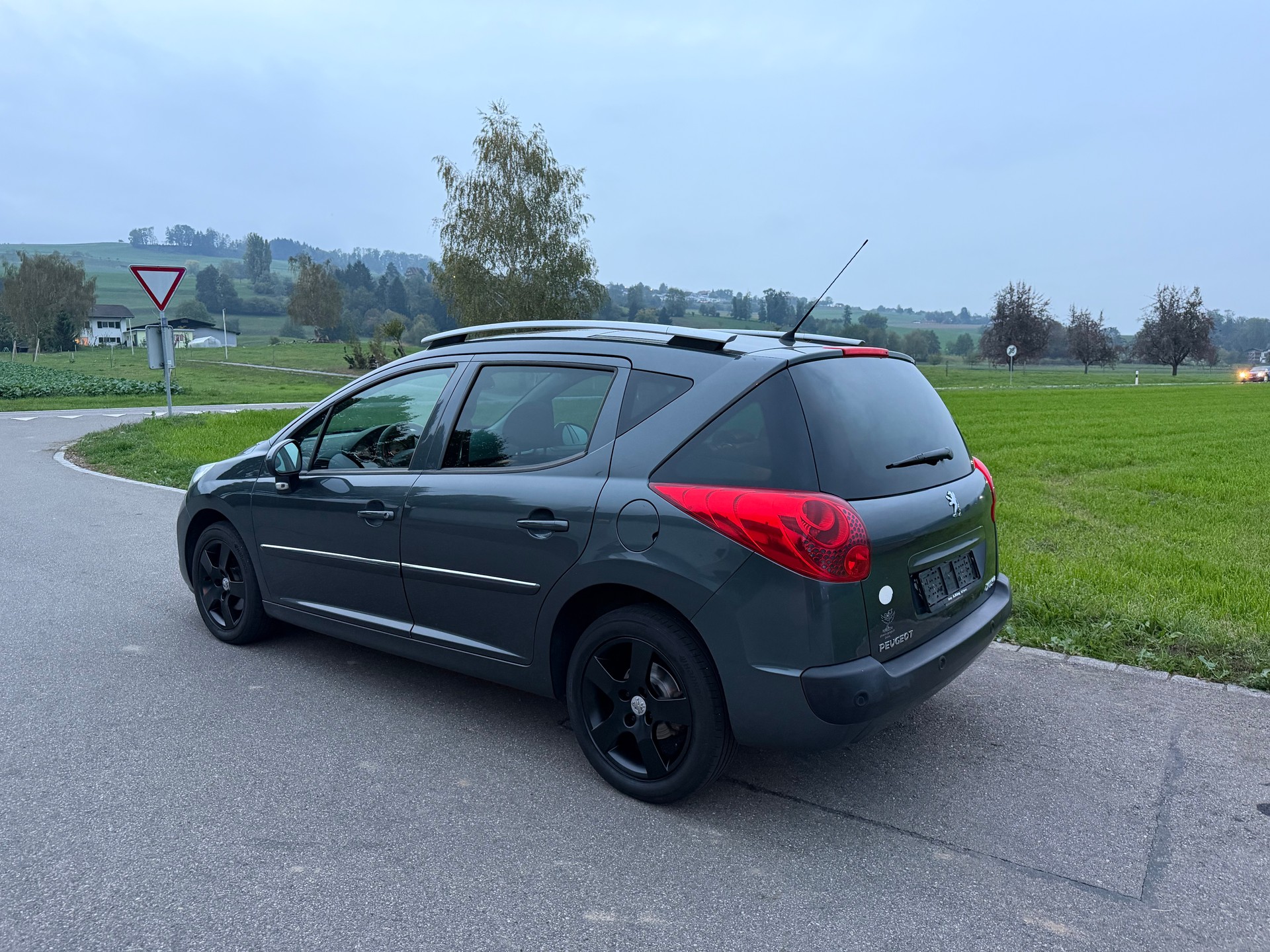 PEUGEOT 207 SW 1.6 16V Allure-image-8