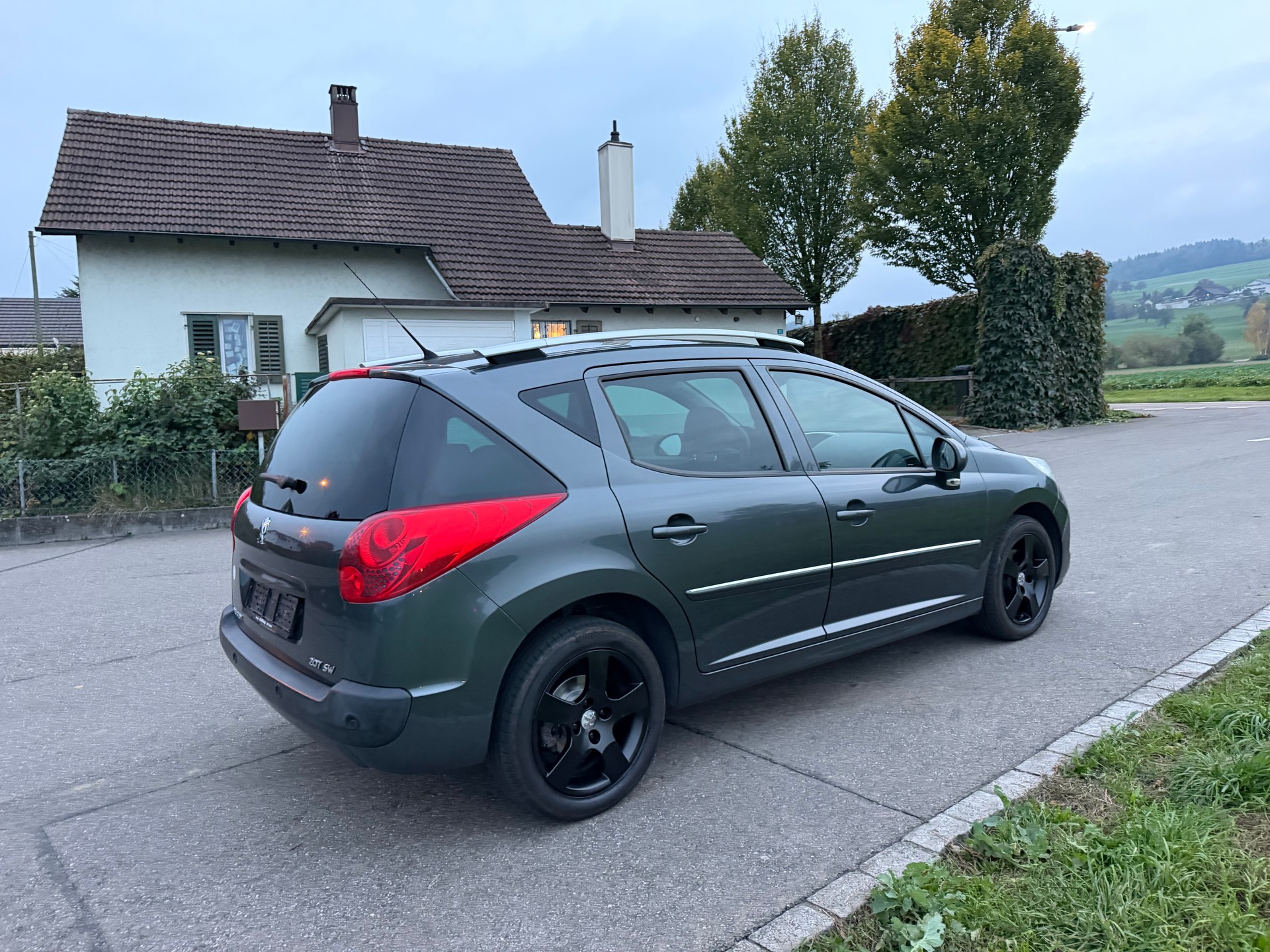 PEUGEOT 207 SW 1.6 16V Allure-image-1