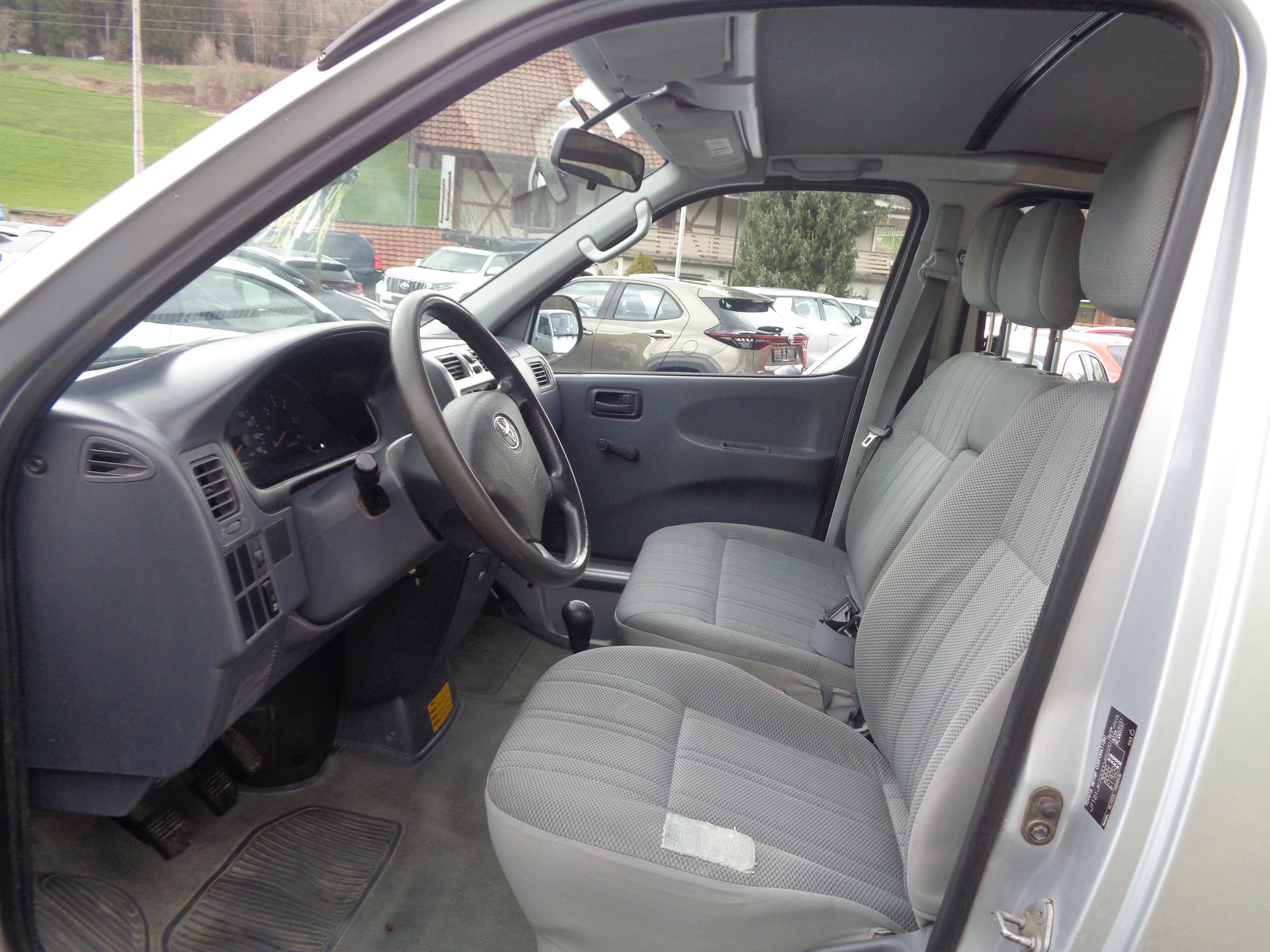 TOYOTA Hiace D-4D Kombi LWB-image-4