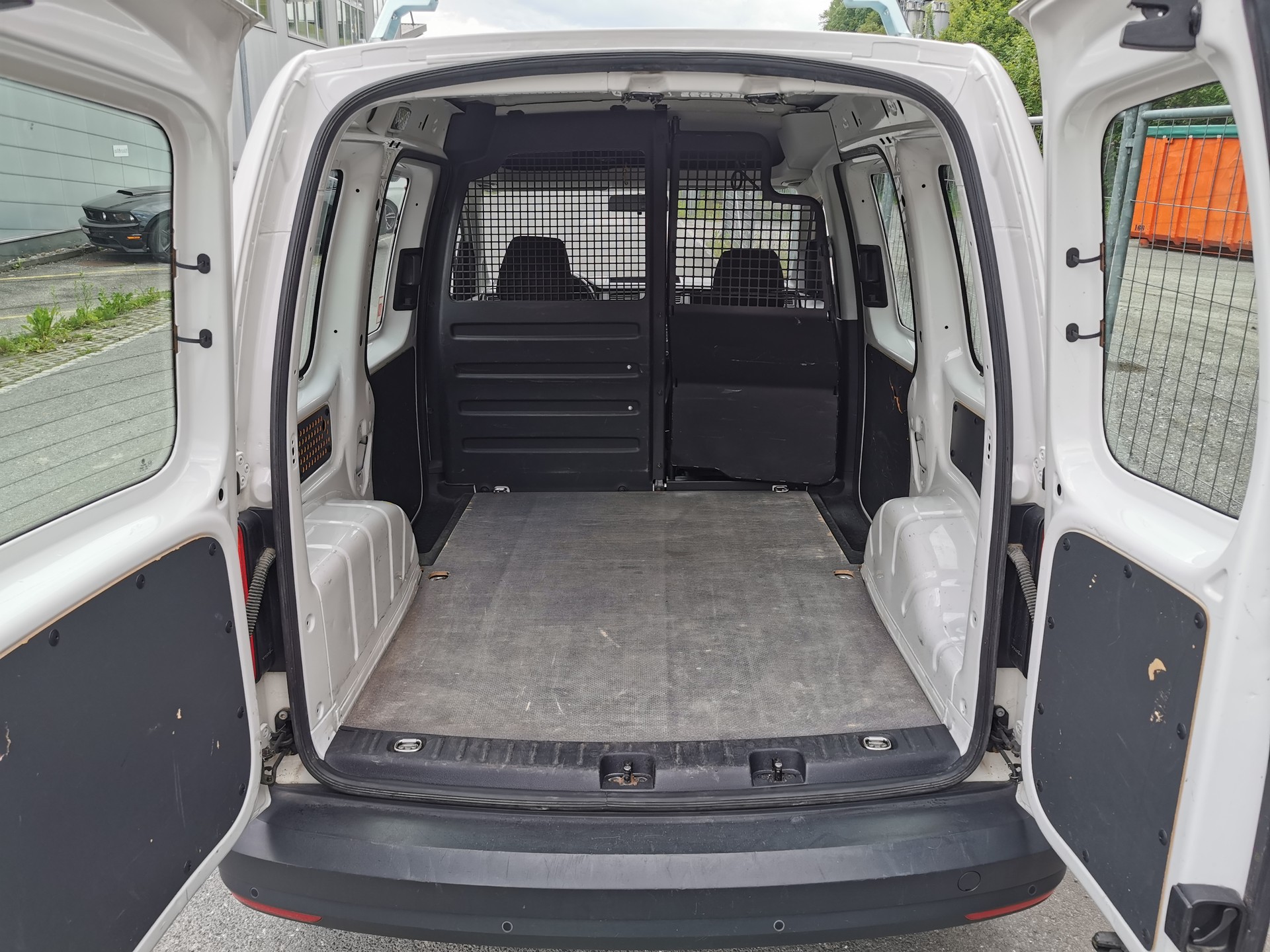 VW Caddy 2.0TDI 4Motion BlueMotion Technology-image-6