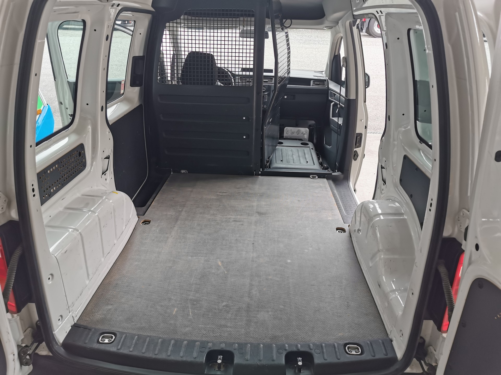 VW Caddy 2.0TDI 4Motion BlueMotion Technology-image-14