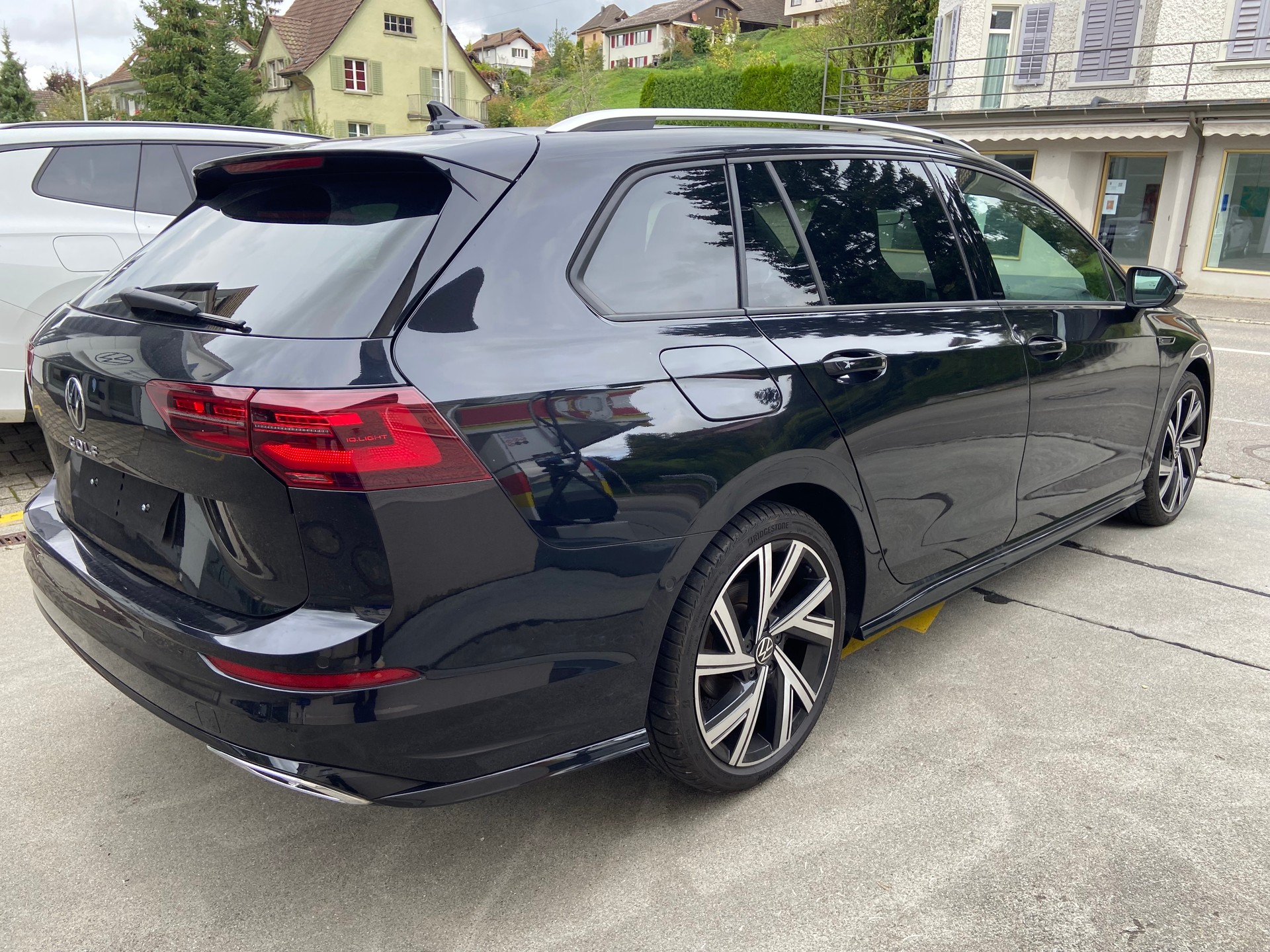 VW Golf Variant 2.0 TSI R-Line DSG-image-4