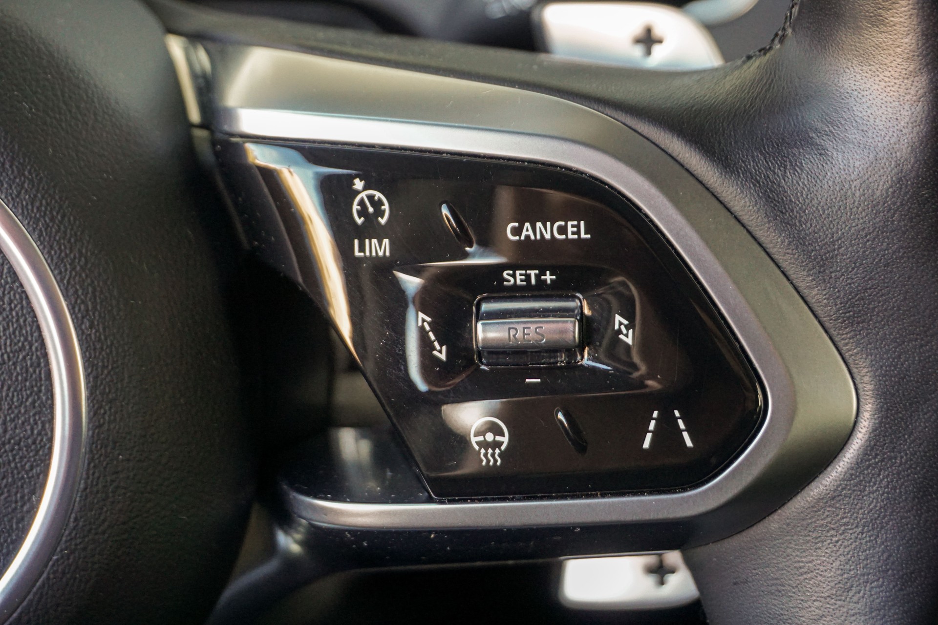 JAGUAR E-Pace 2.0 P200 AWD_102-image-3