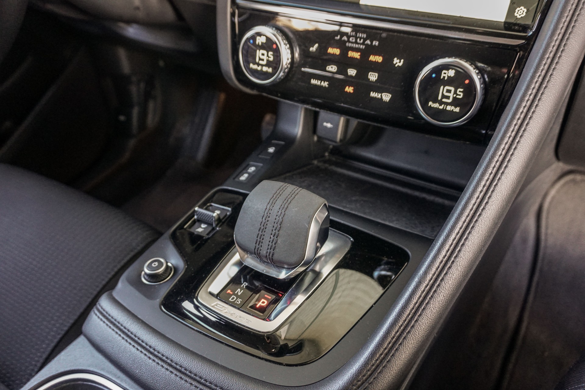 JAGUAR E-Pace 2.0 P200 AWD_102-image-15