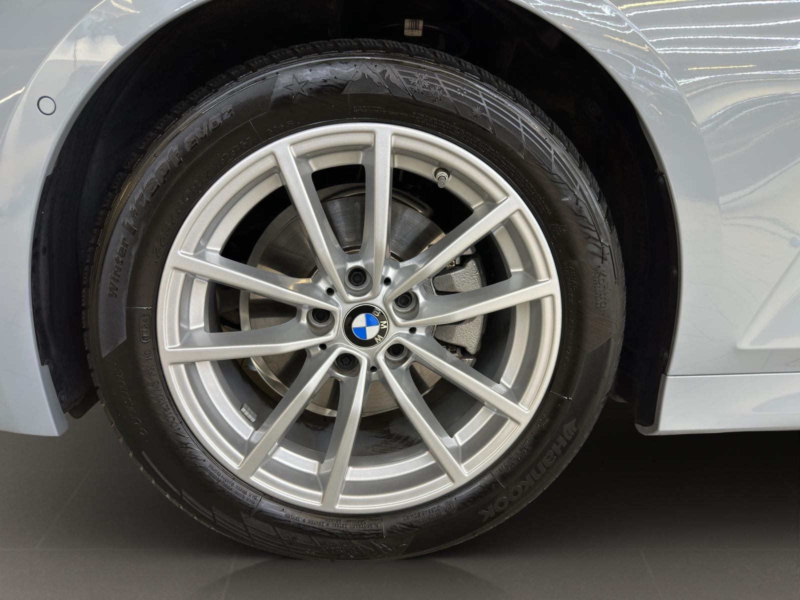 BMW 320d xDrive Touring M Sport-image-16