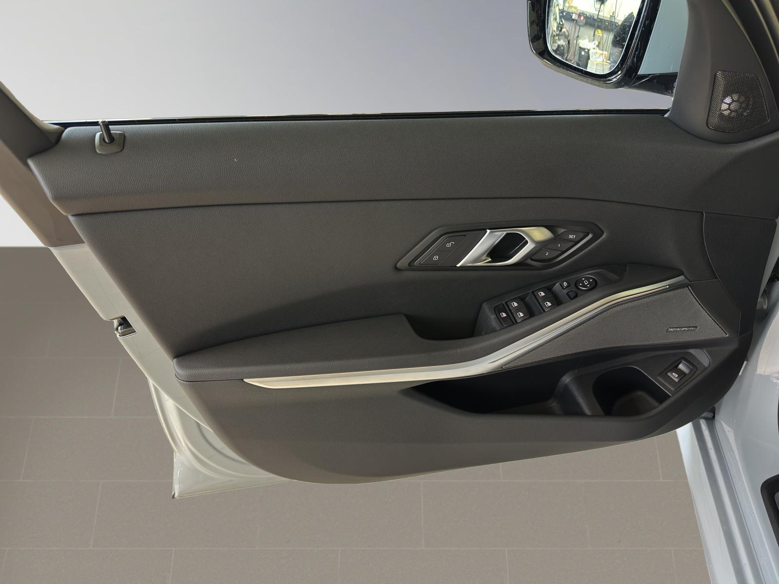 BMW 320d xDrive Touring M Sport-image-14