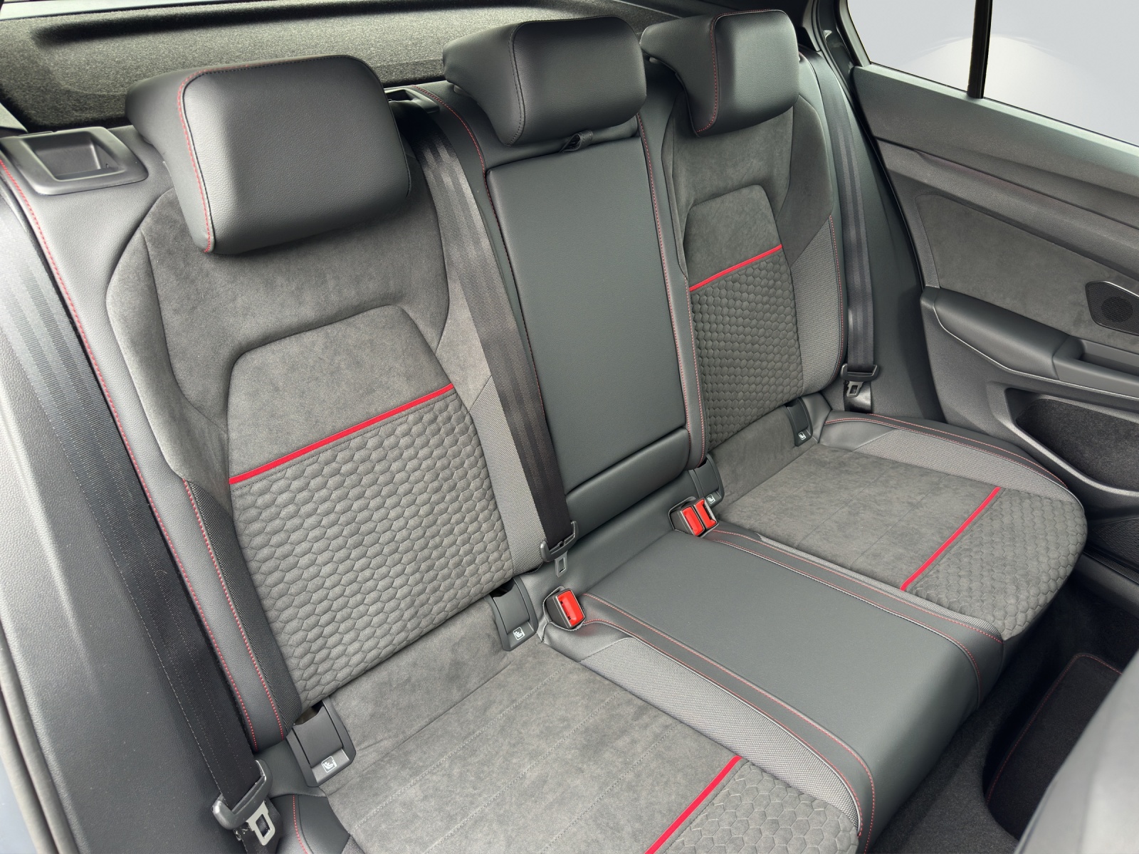 VW Golf 2.0 TSI GTI Clubsport DSG-image-8