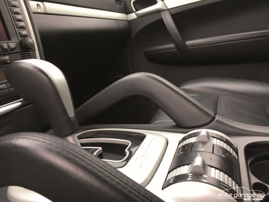 PORSCHE Cayenne Turbo-image-12