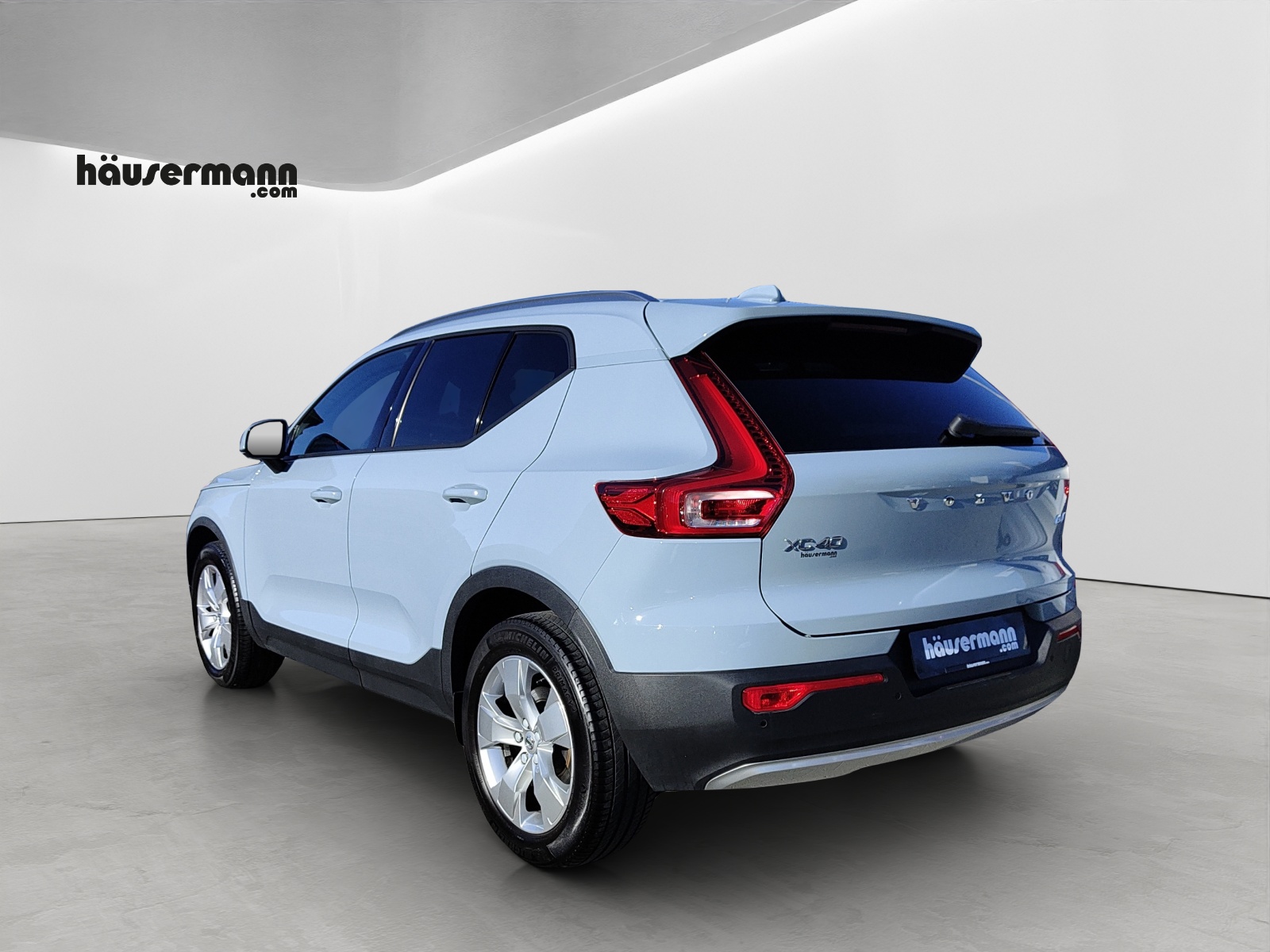 VOLVO XC40 2.0 D4 Momentum AWD-image-2
