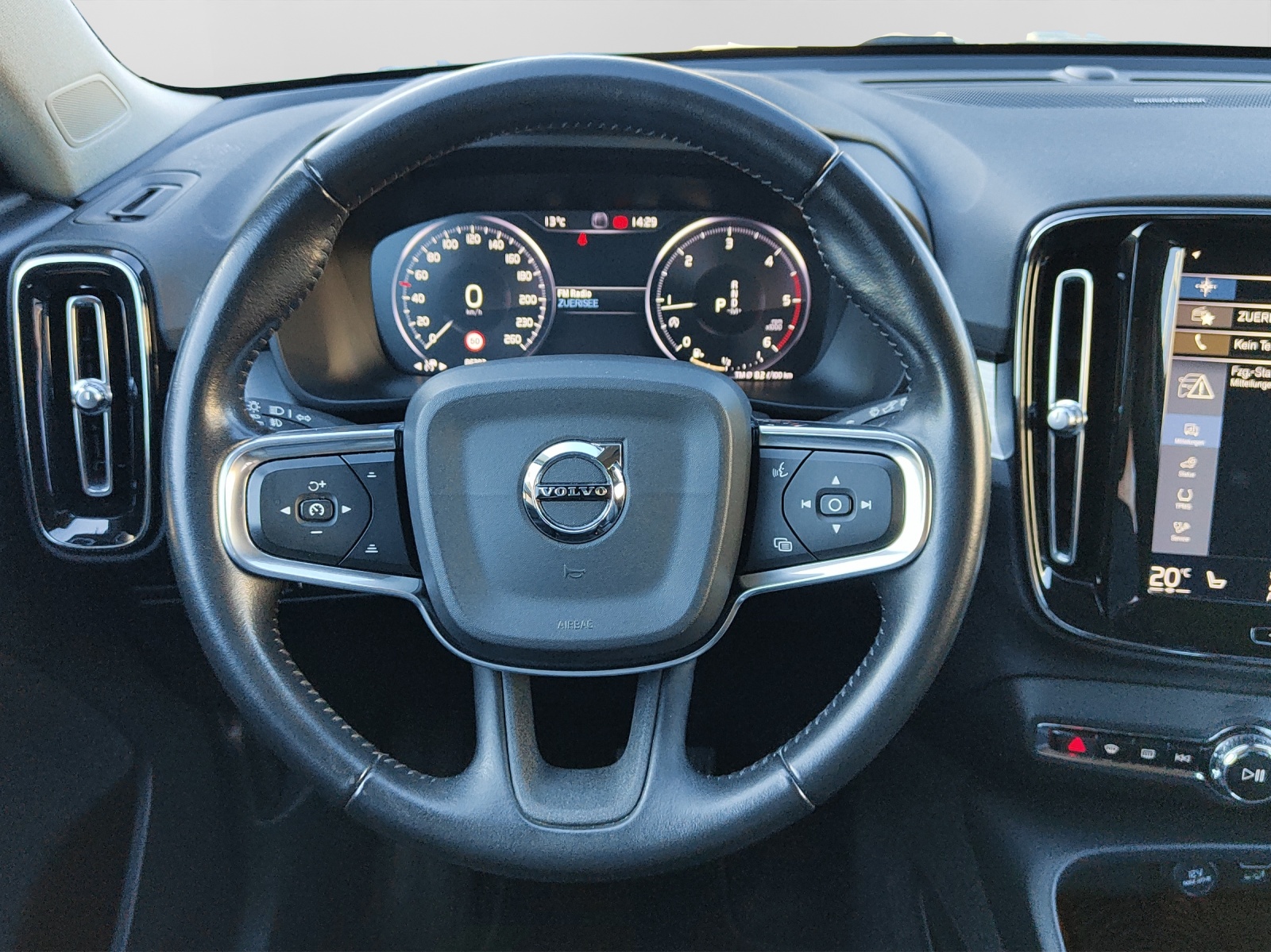 VOLVO XC40 2.0 D4 Momentum AWD-image-6