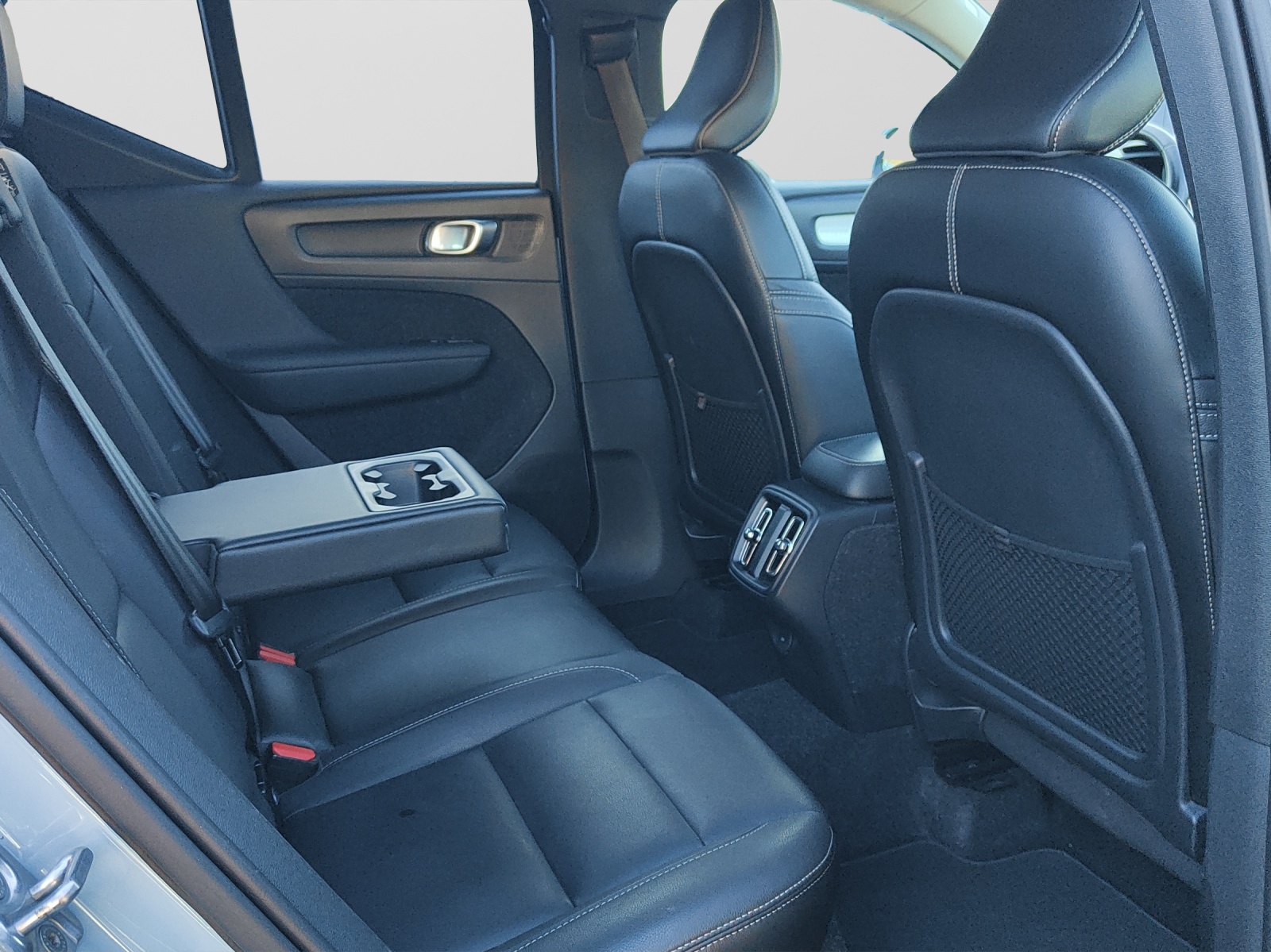 VOLVO XC40 2.0 D4 Momentum AWD-image-10