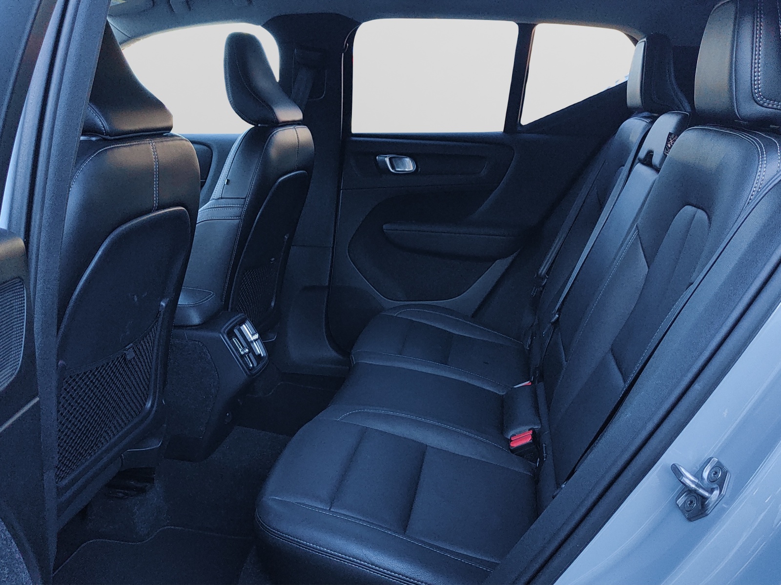 VOLVO XC40 2.0 D4 Momentum AWD-image-4
