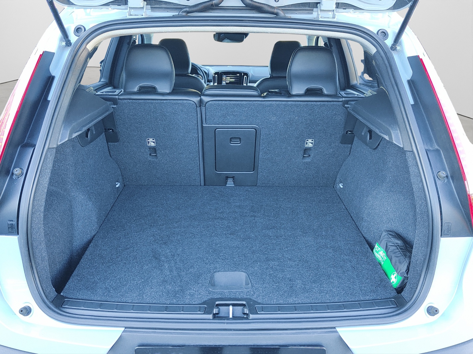 VOLVO XC40 2.0 D4 Momentum AWD-image-13