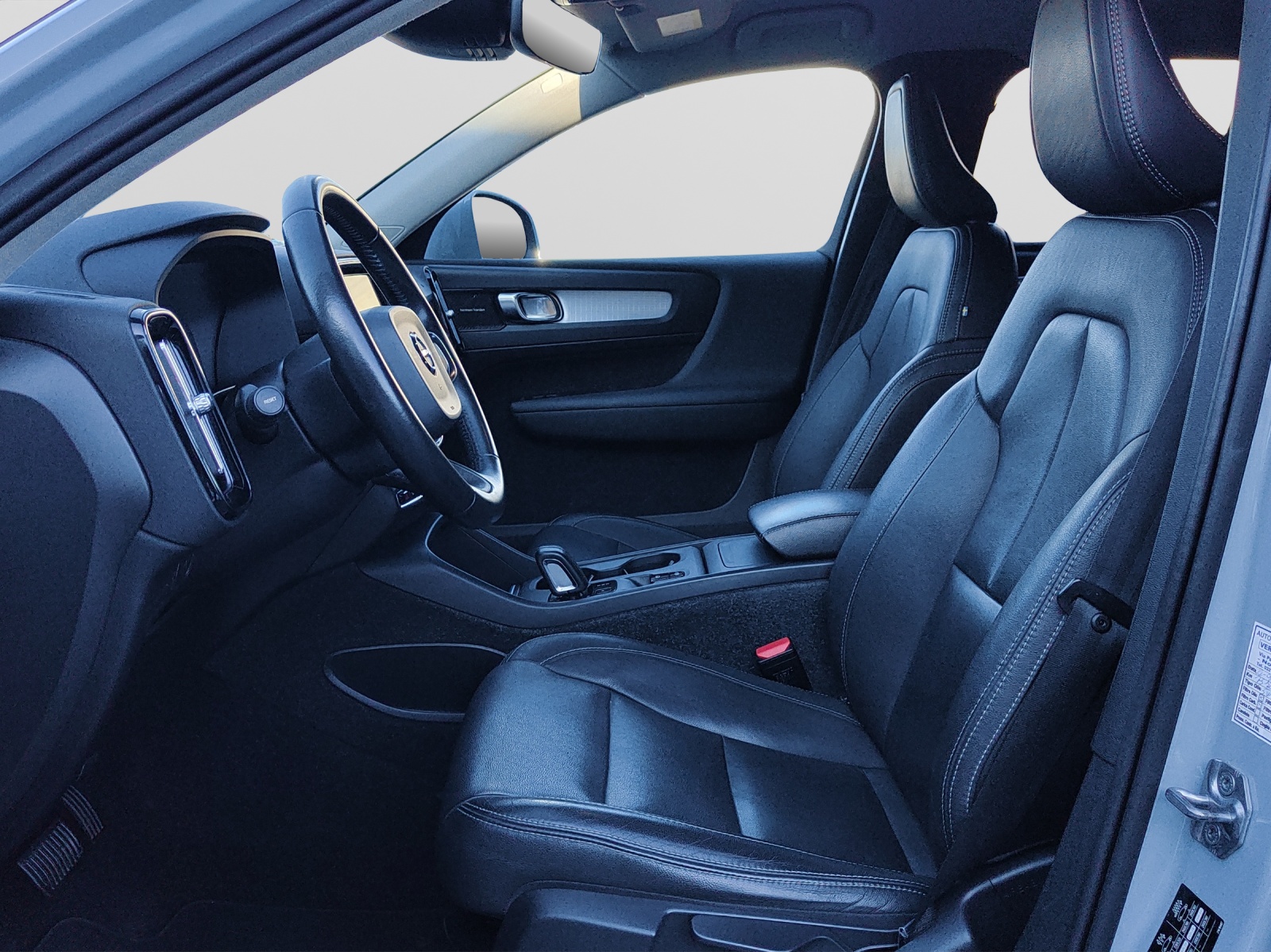 VOLVO XC40 2.0 D4 Momentum AWD-image-3