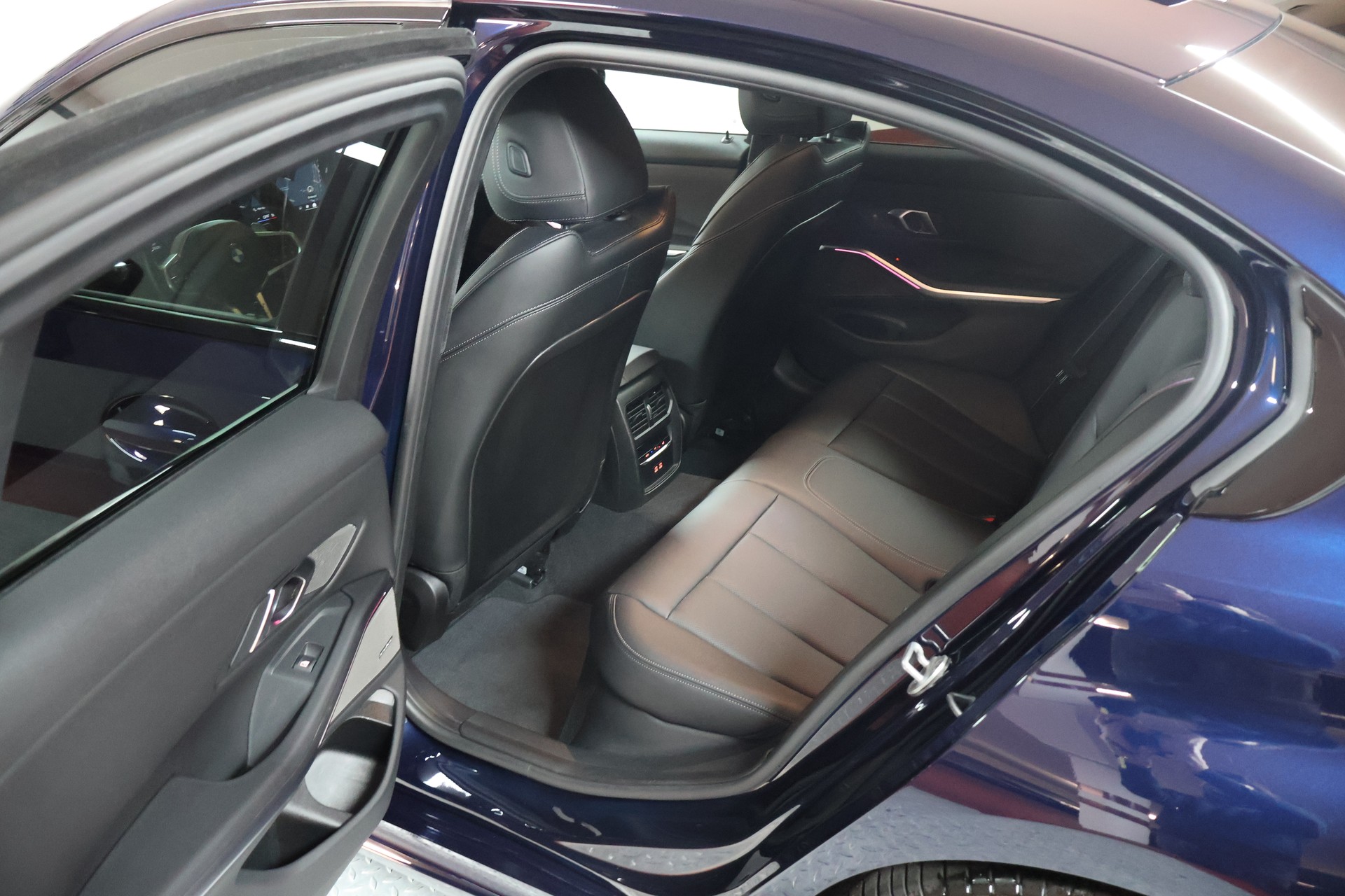 BMW 320d xDrive 48V Steptronic M Sport Pro-image-17