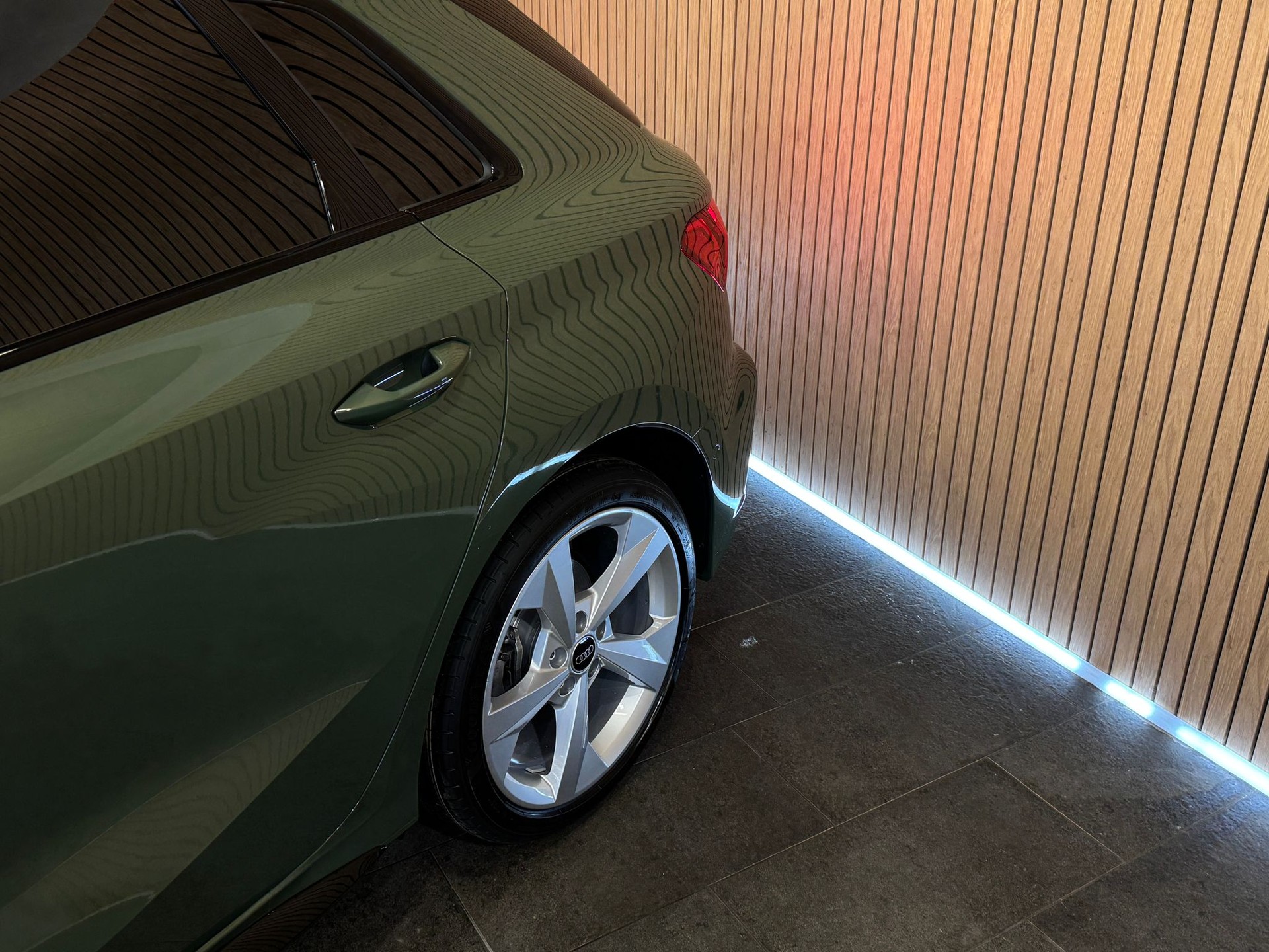 AUDI A3 Sportback TFSI 150 kW quattro S line S tronic *District Green*-image-5