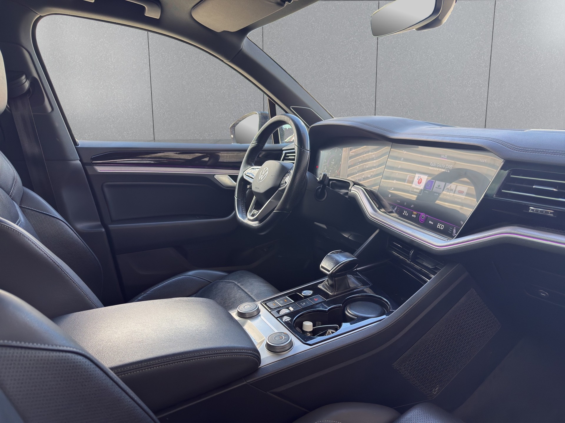 VW Touareg 3.0 TDI R Line Tiptronic-image-12