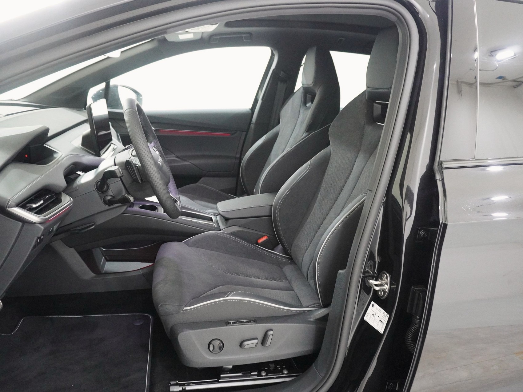 SKODA Enyaq iV 85x SportLine MAXX-image-12