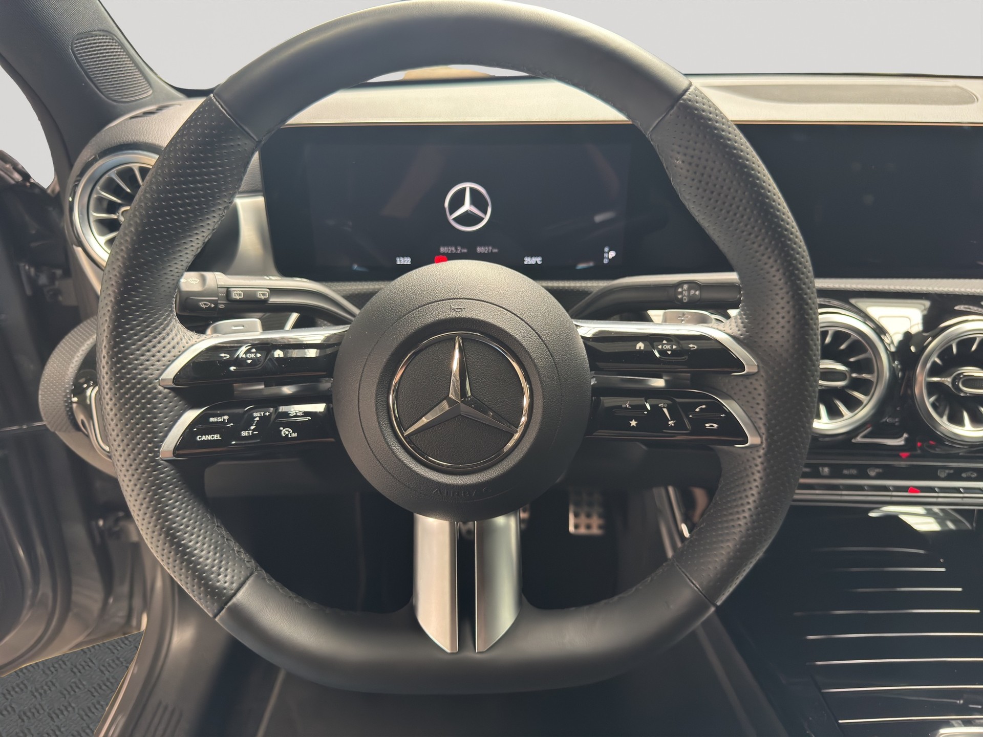 MERCEDES-BENZ A 200 7G-DCT AMG Line Night-image-8
