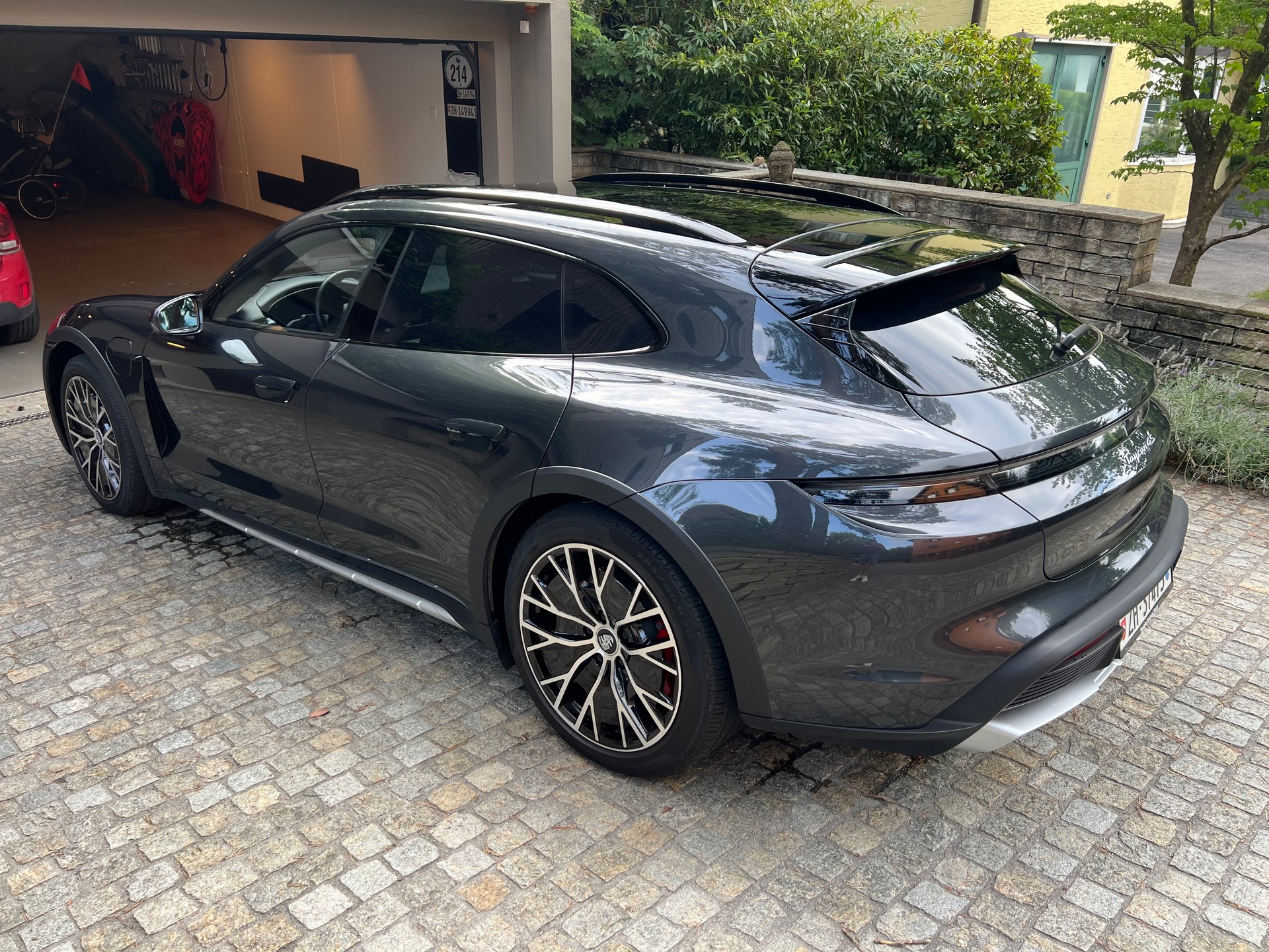 PORSCHE Cross Turismo 4S-image-5