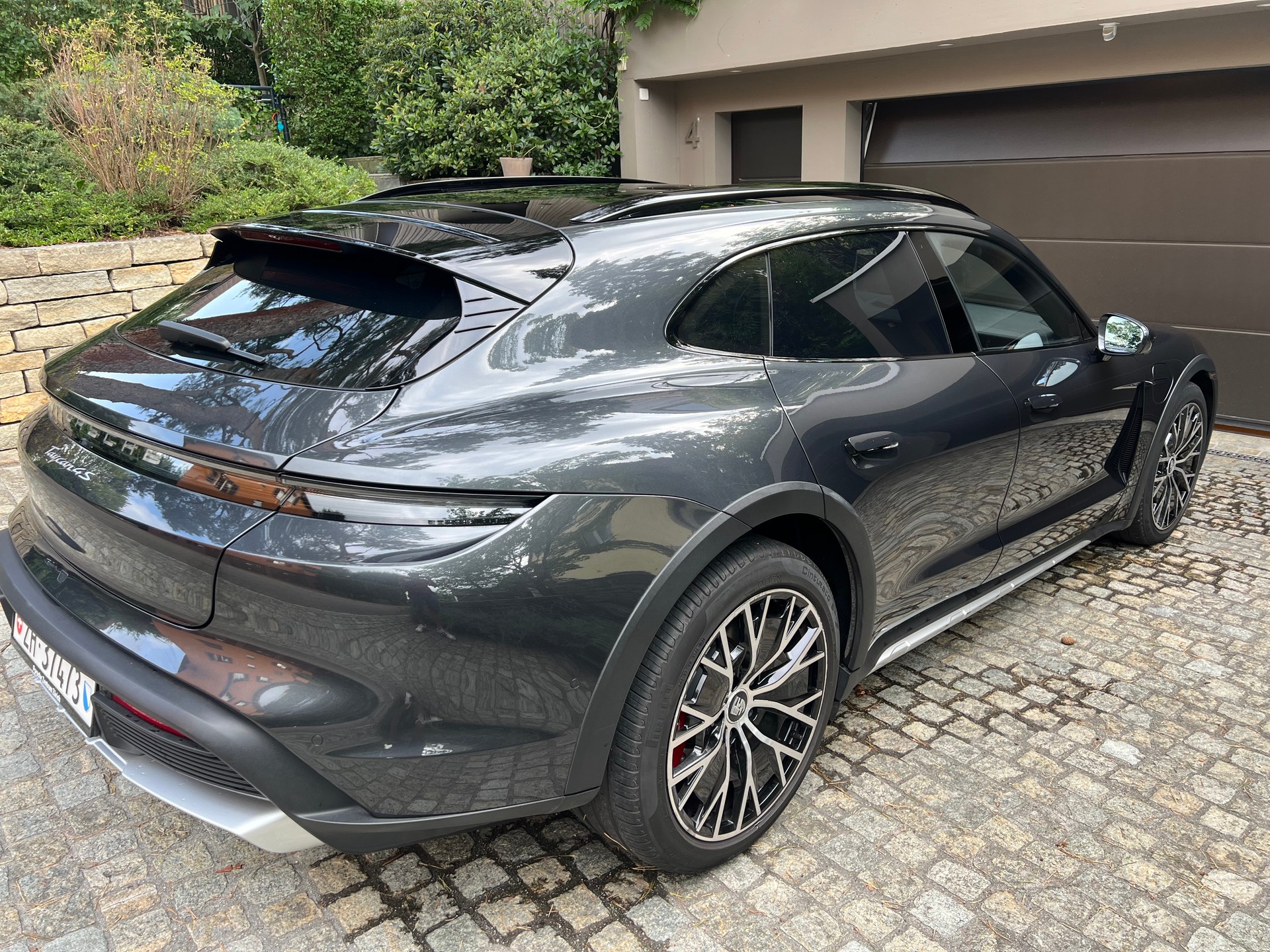 PORSCHE Cross Turismo 4S-image-4