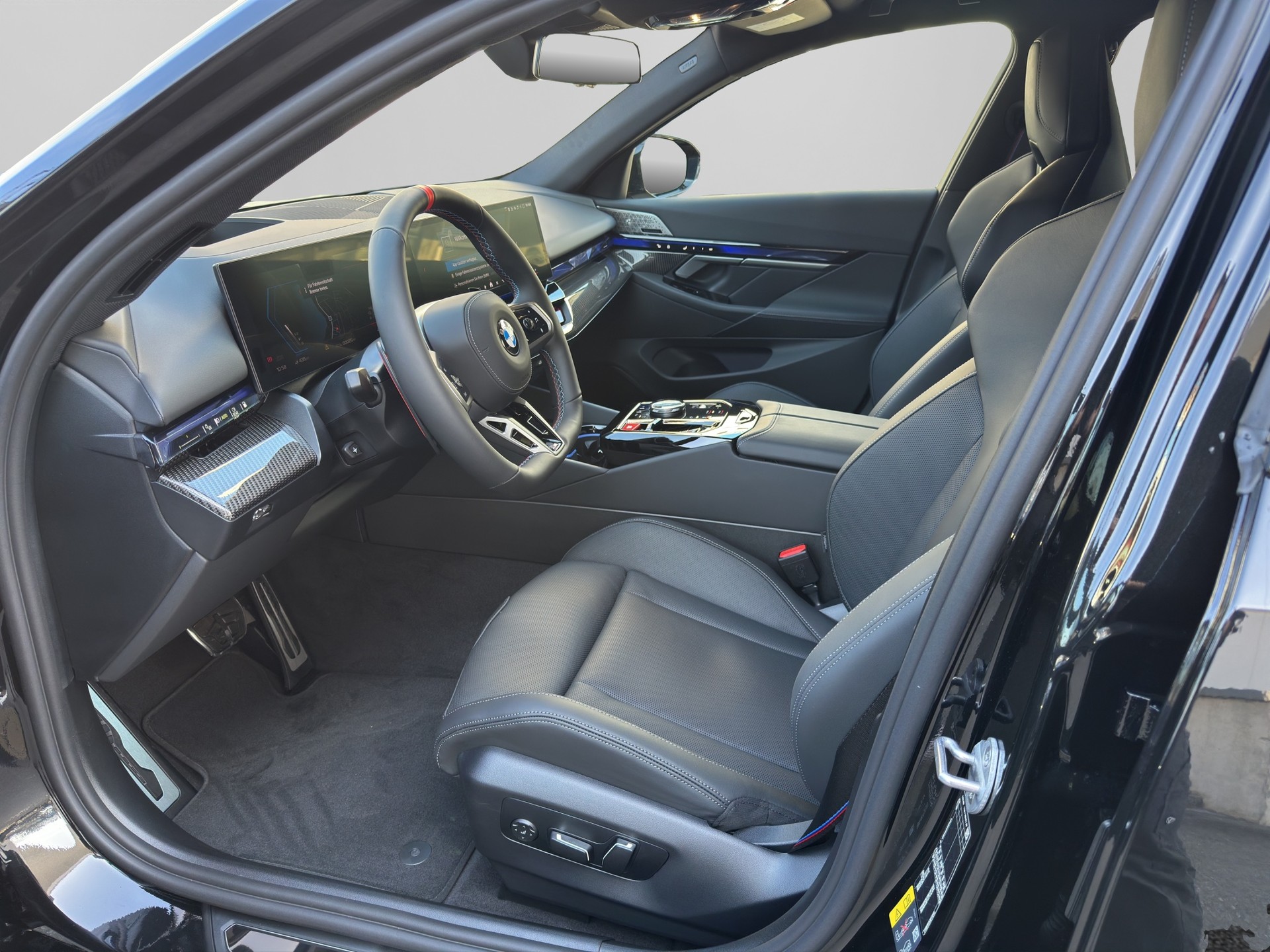 BMW M5 xDrive Touring-image-10