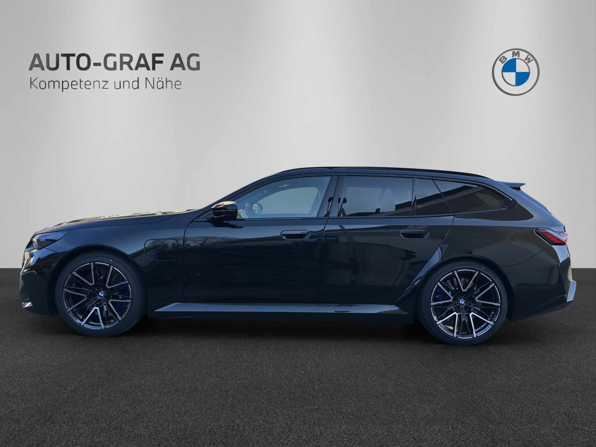 BMW M5 xDrive Touring-image-1
