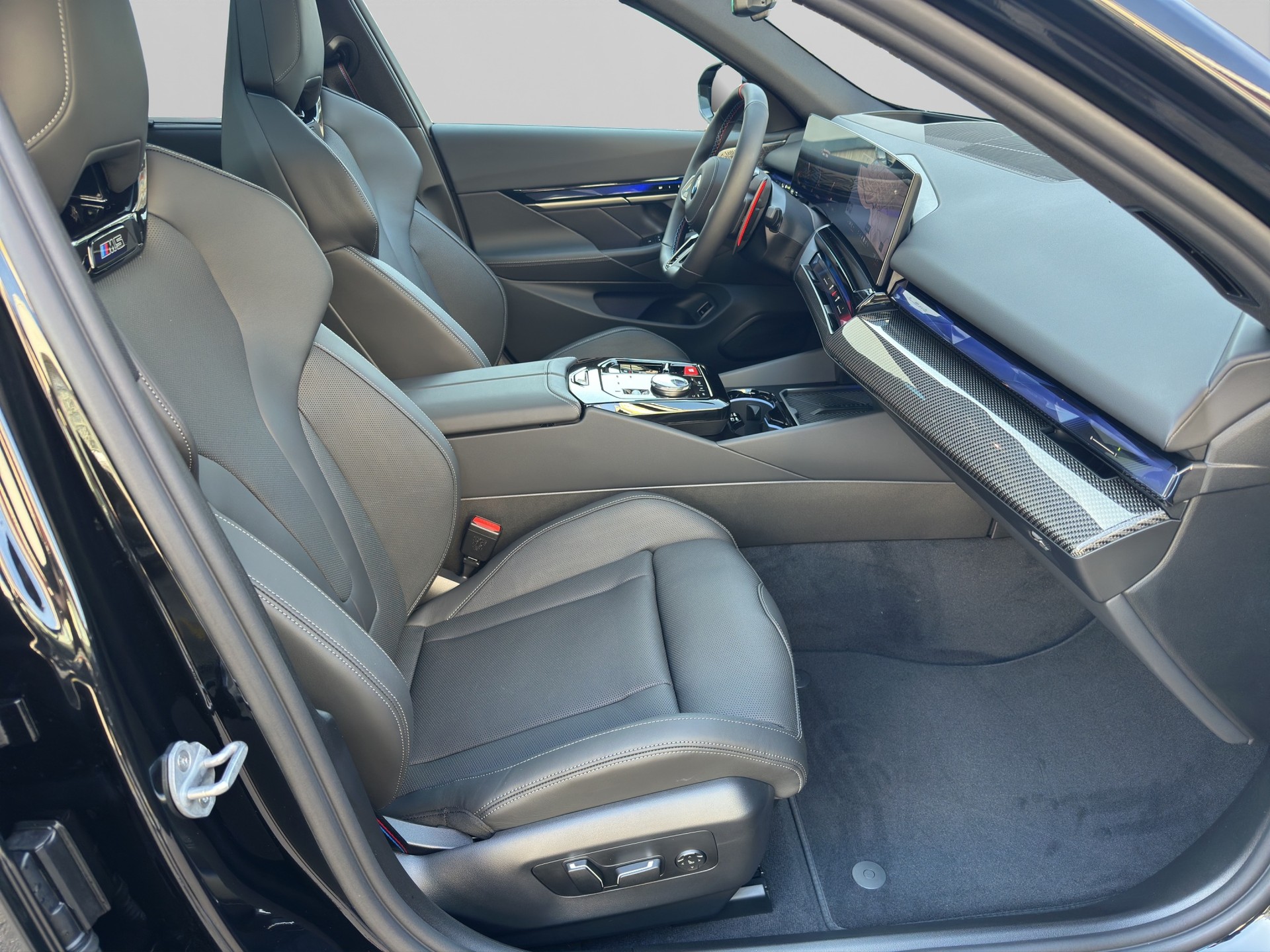 BMW M5 xDrive Touring-image-17