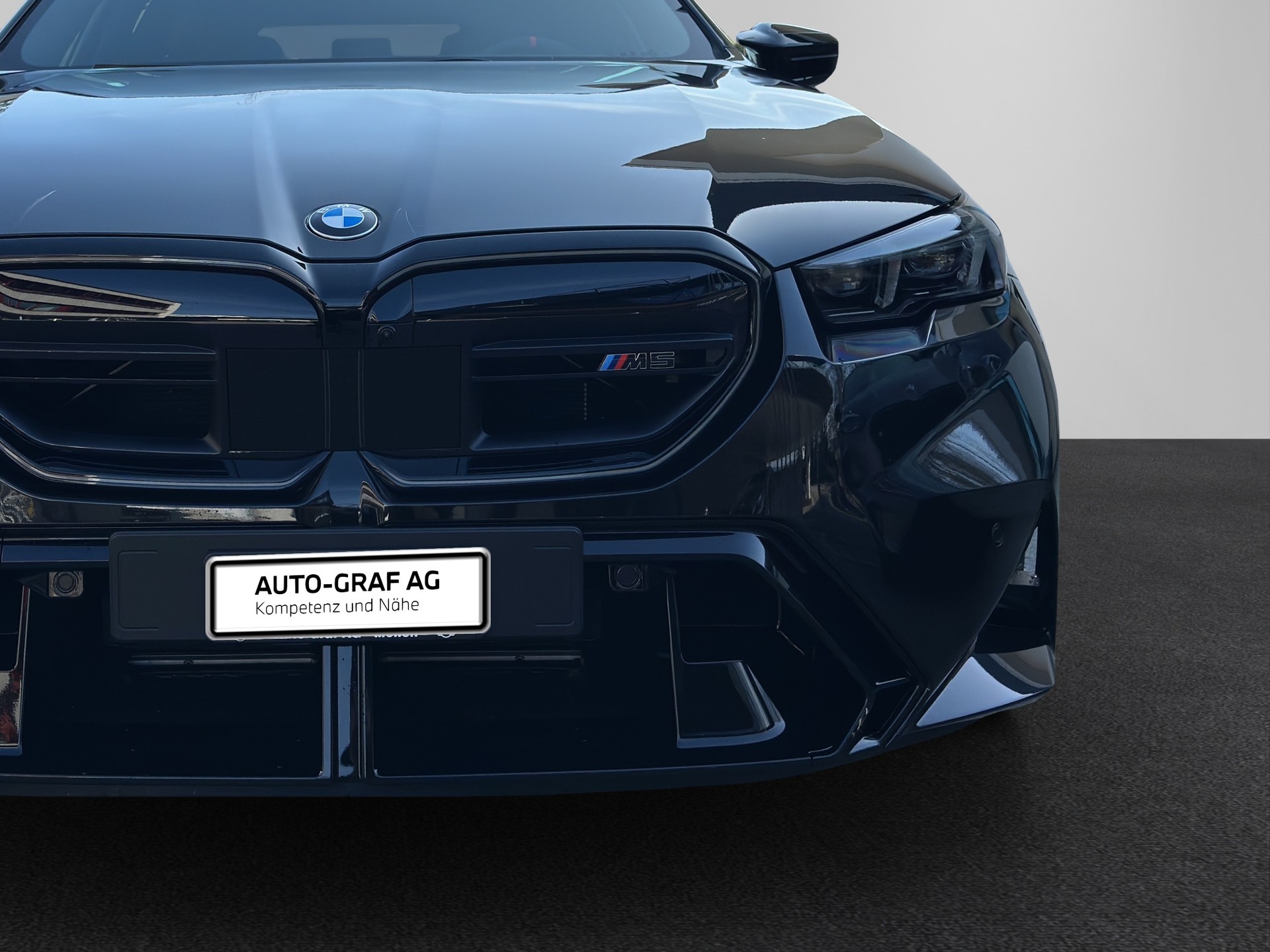 BMW M5 xDrive Touring-image-8