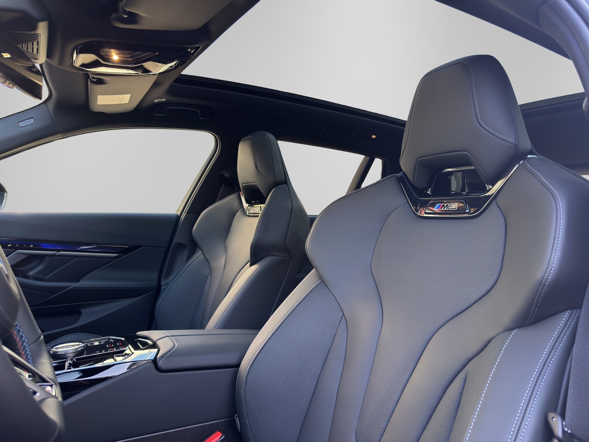 BMW M5 xDrive Touring-image-11