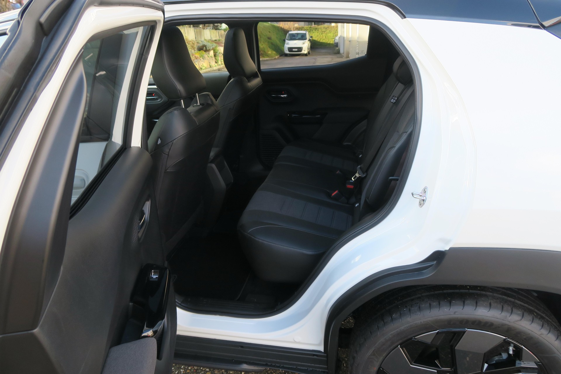 SUZUKI e Vitara Compact Top 4x4-image-2