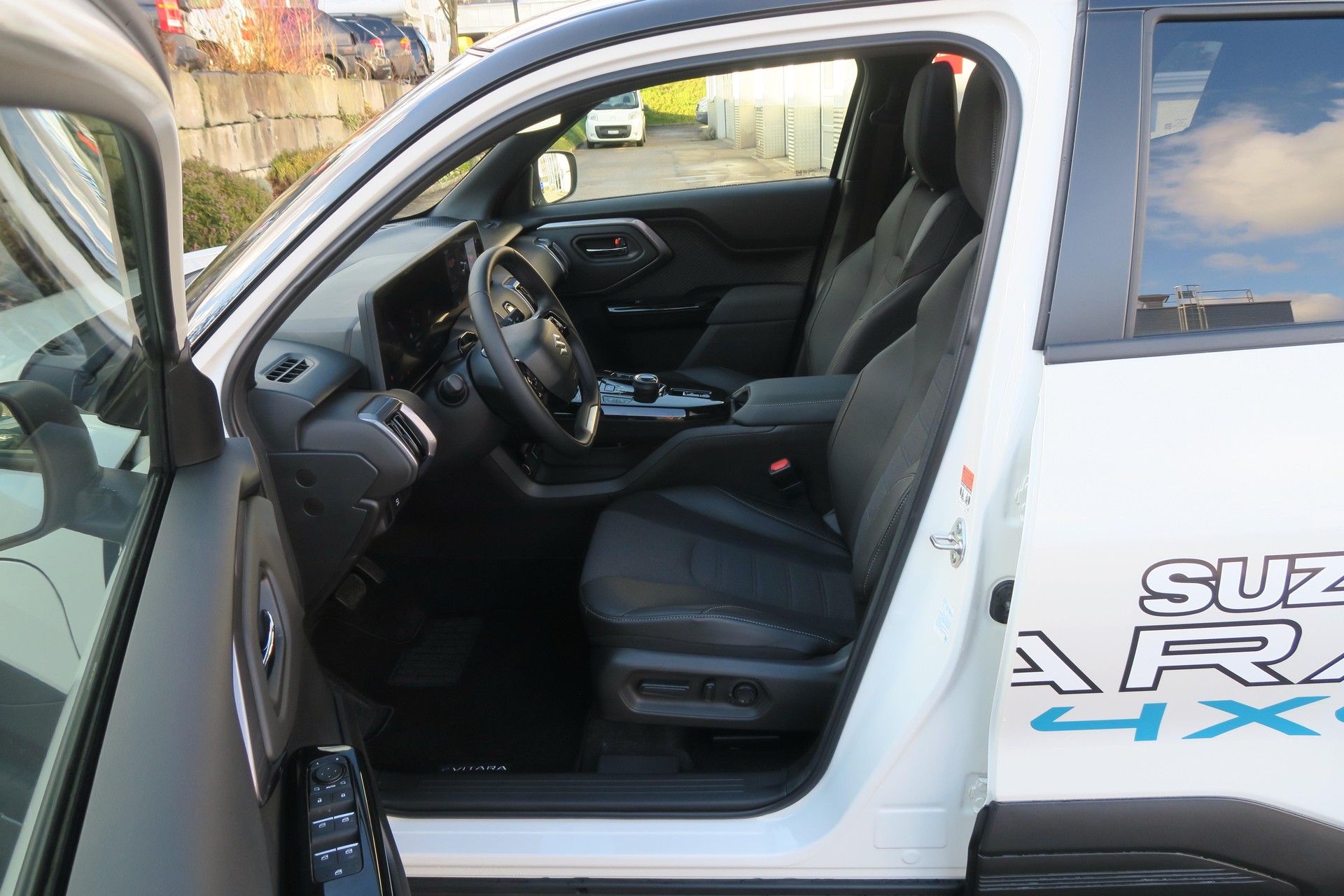 SUZUKI e Vitara Compact Top 4x4-image-1