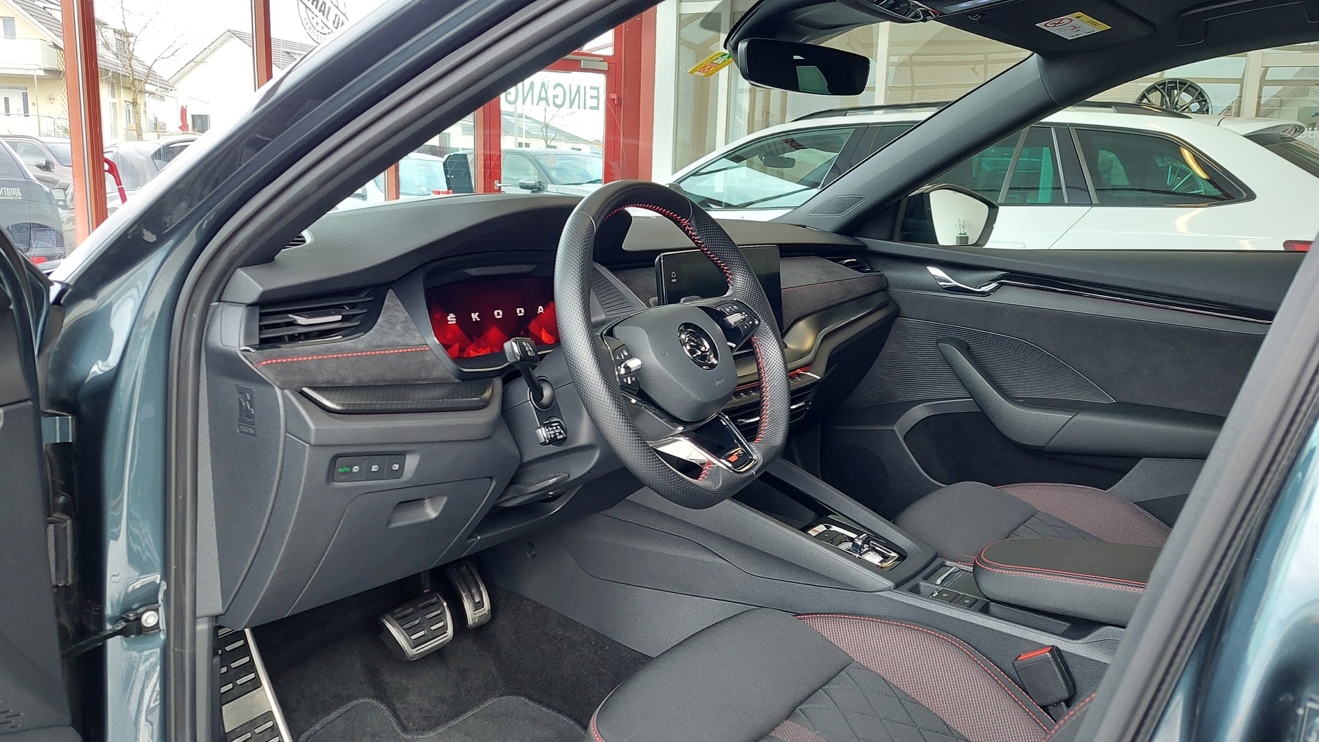 SKODA Octavia Combi 2.0 TSI DSG RS-image-12