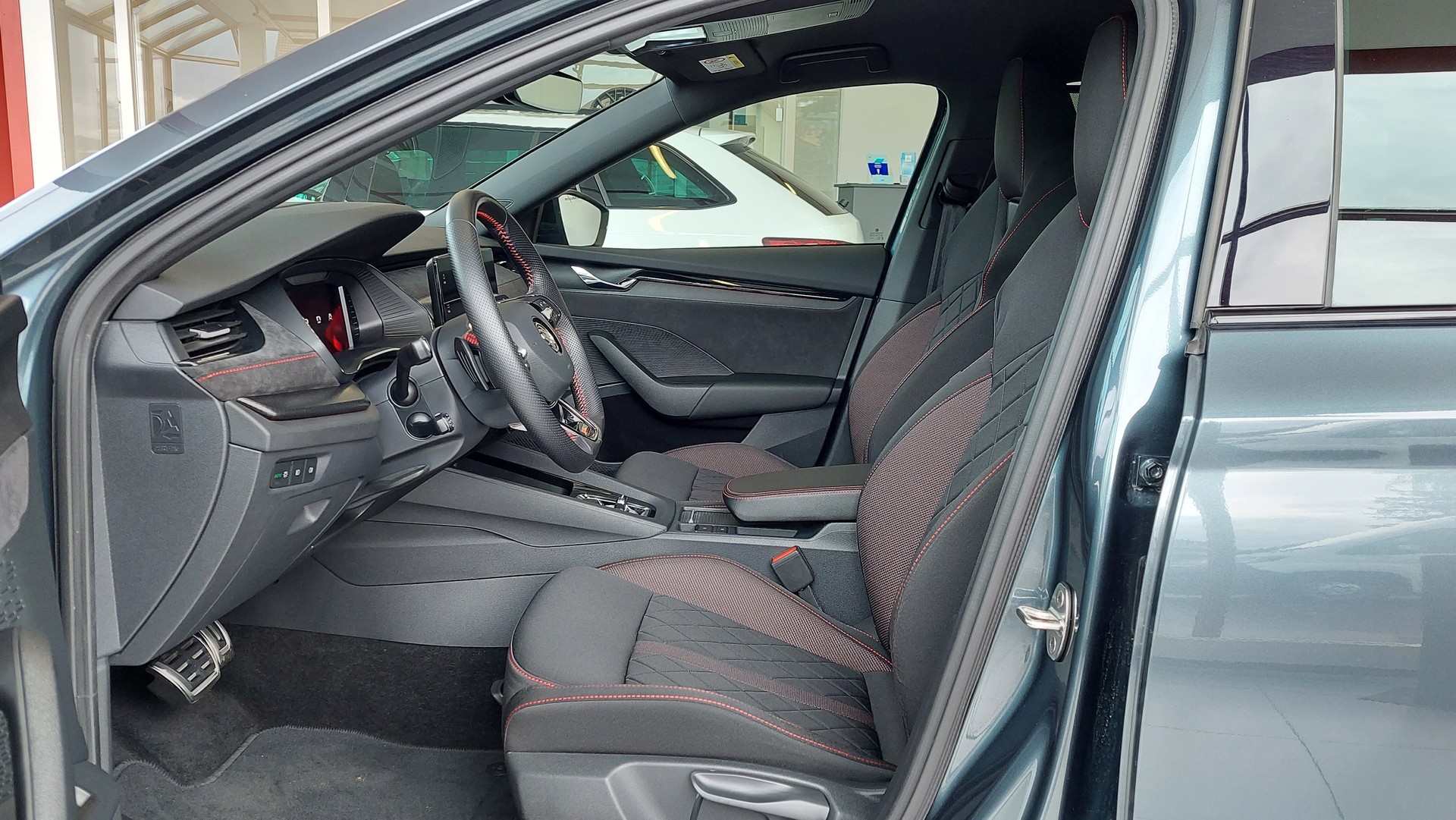 SKODA Octavia Combi 2.0 TSI DSG RS-image-11