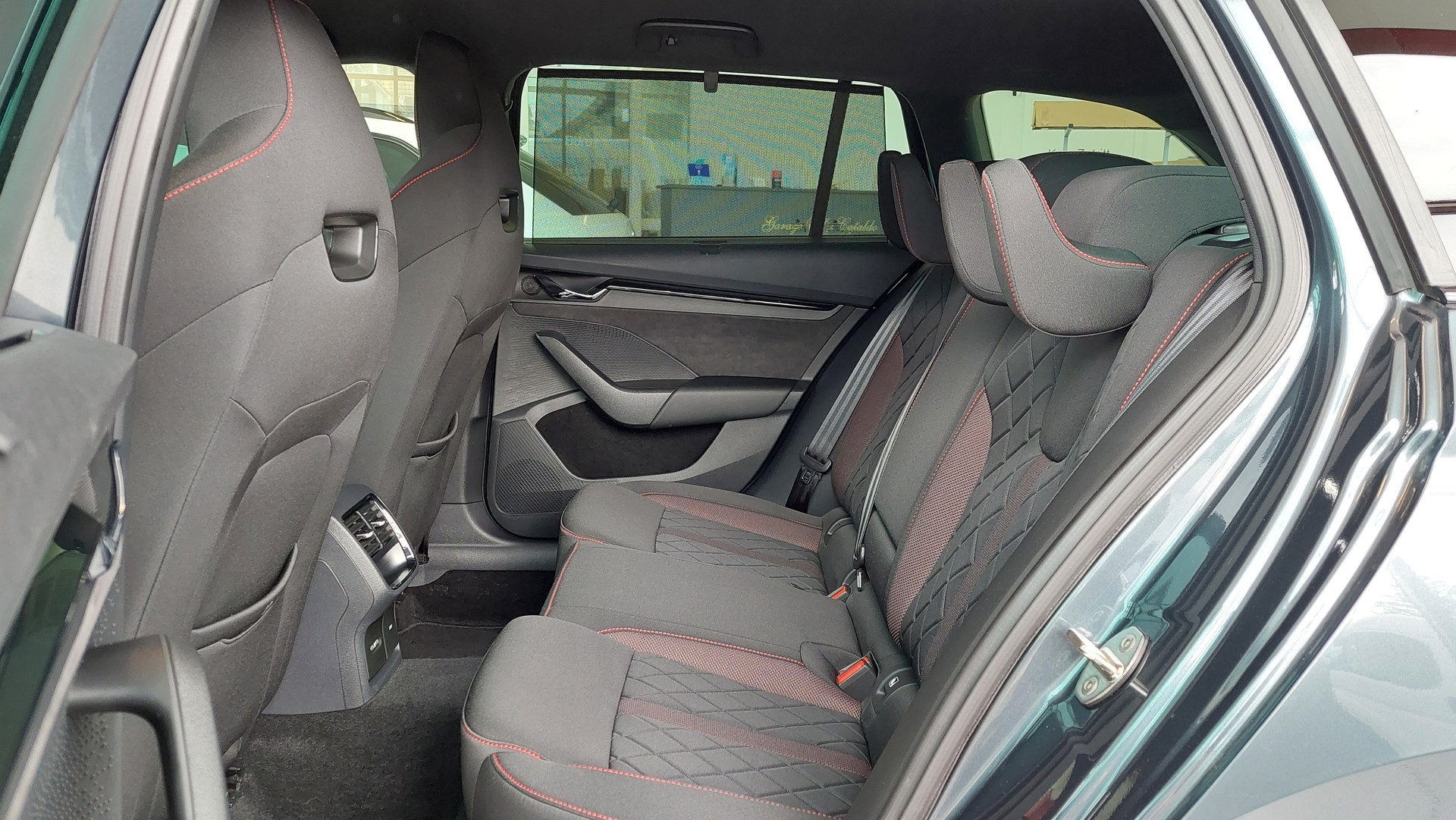 SKODA Octavia Combi 2.0 TSI DSG RS-image-10