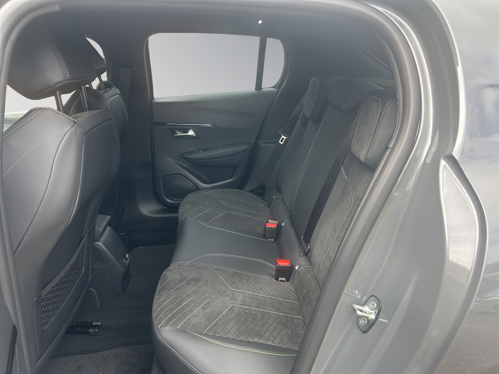 PEUGEOT 208 1.2 Hybrid 145 GT-image-12