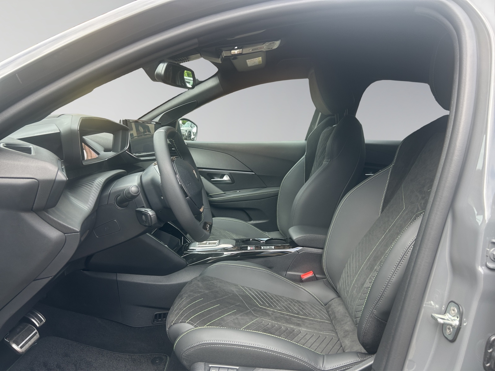 PEUGEOT 208 1.2 Hybrid 145 GT-image-9