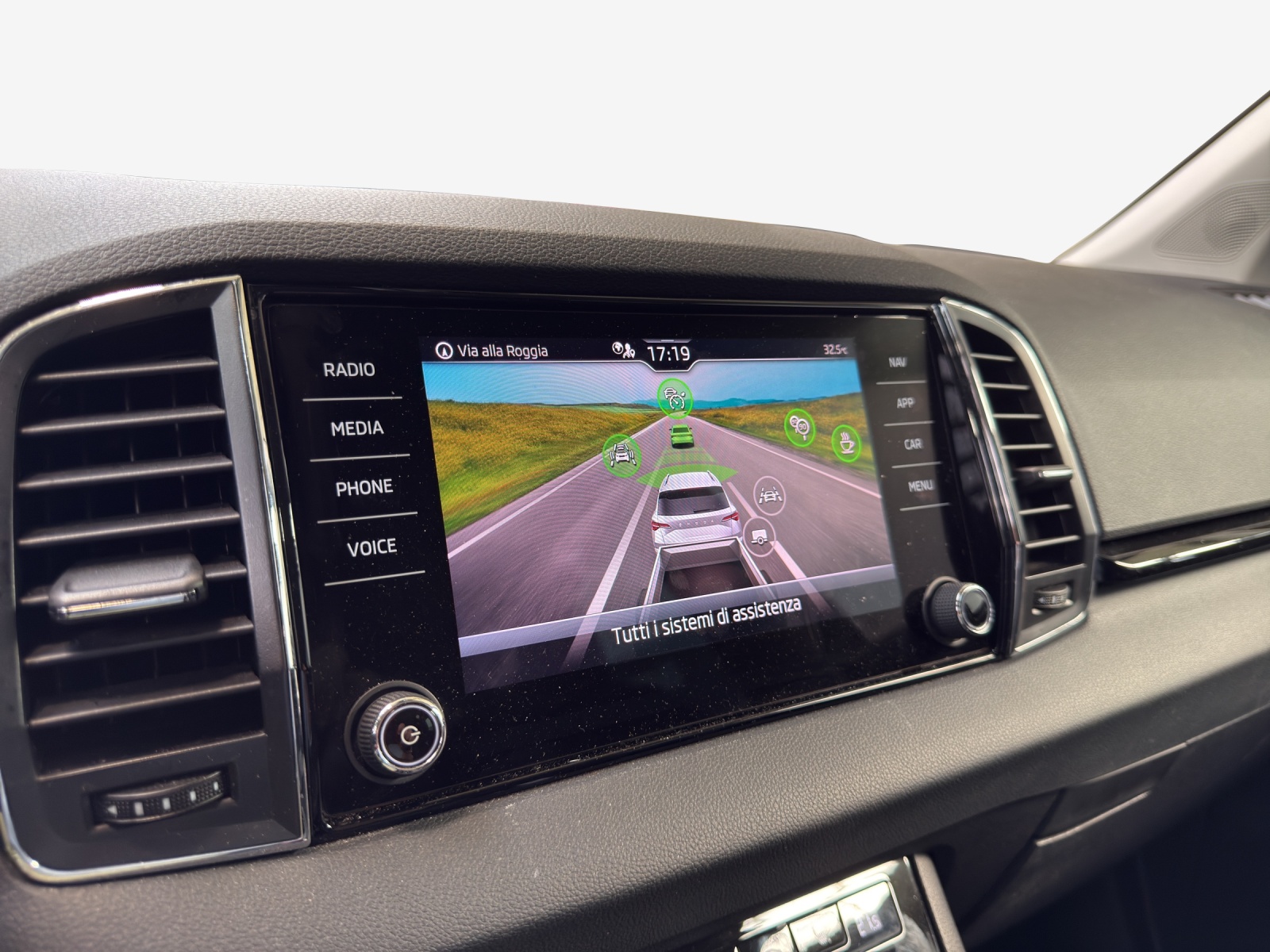 SKODA Karoq 2.0 TDI CR Tour 4x4 DSG-image-14